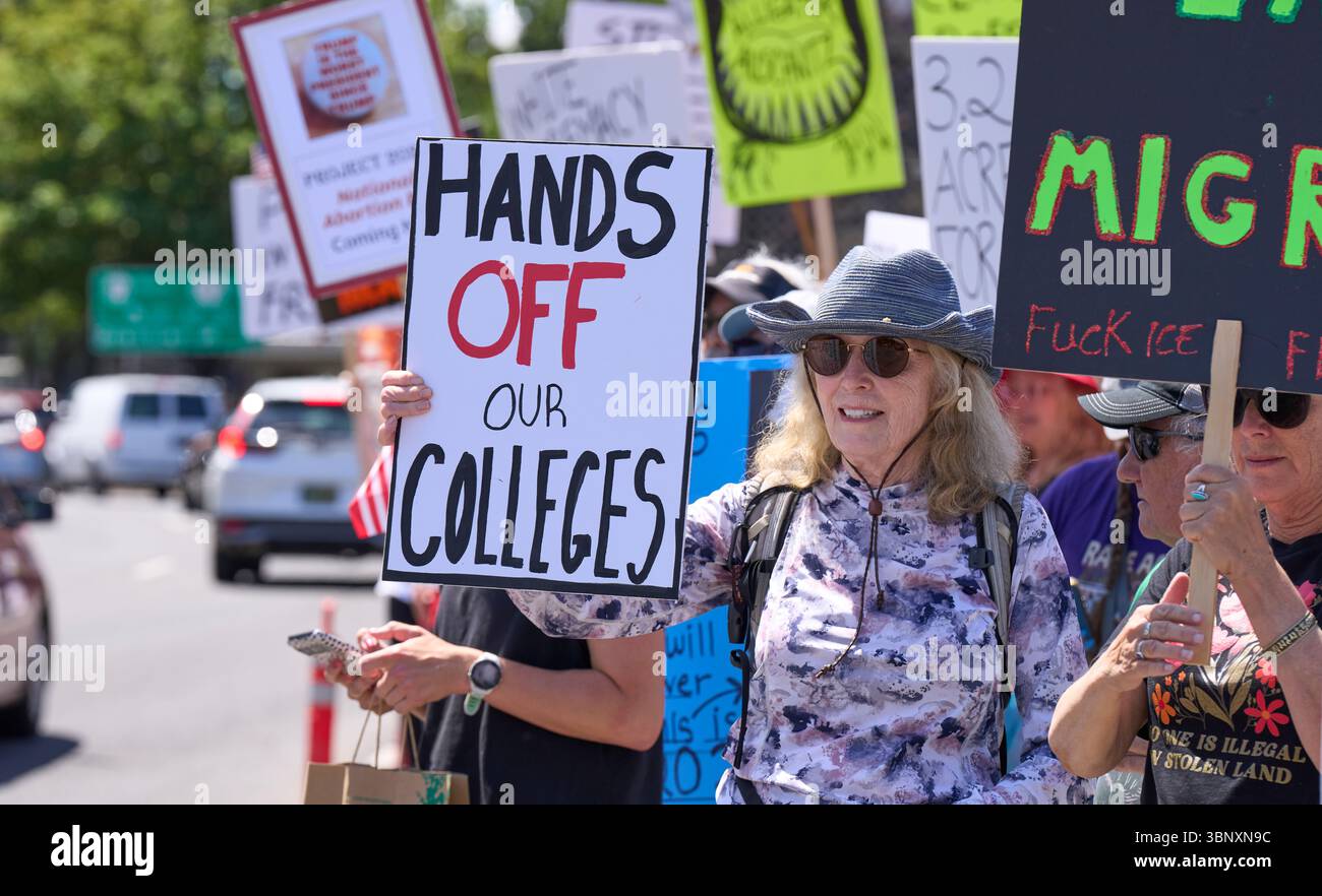 Demonstration pro Demokratie in Eugene, Oregon, 4. Juli 2025. Stockfoto