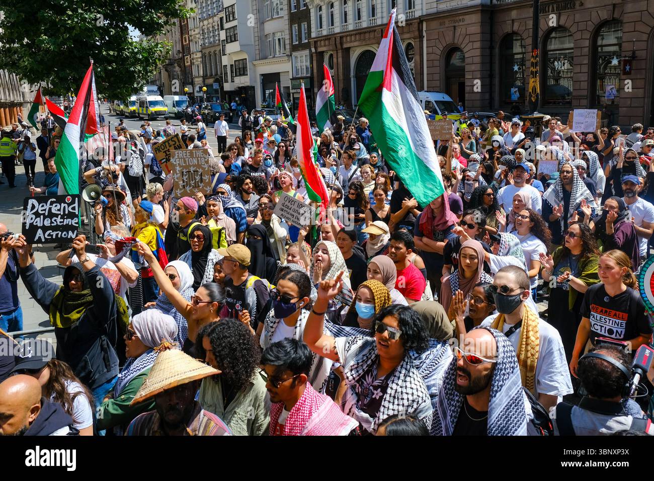 London, Großbritannien. Juli 2025. Mehrere hundert Unterstützer der Palästinensischen Aktion hielten eine Demonstration und eine Kundgebung vor den Königlichen Justizgerichten ab, während eine Anhörung im Gange ist, um das Verbot der Direktaktionsgruppe anzufechten, die Unternehmen, die mit dem israelischen Militär in Verbindung stehen, wie Elbit Systems, Teledyne und Rafael angreifen. Quelle: Eleventh Photography/Alamy Live News Stockfoto