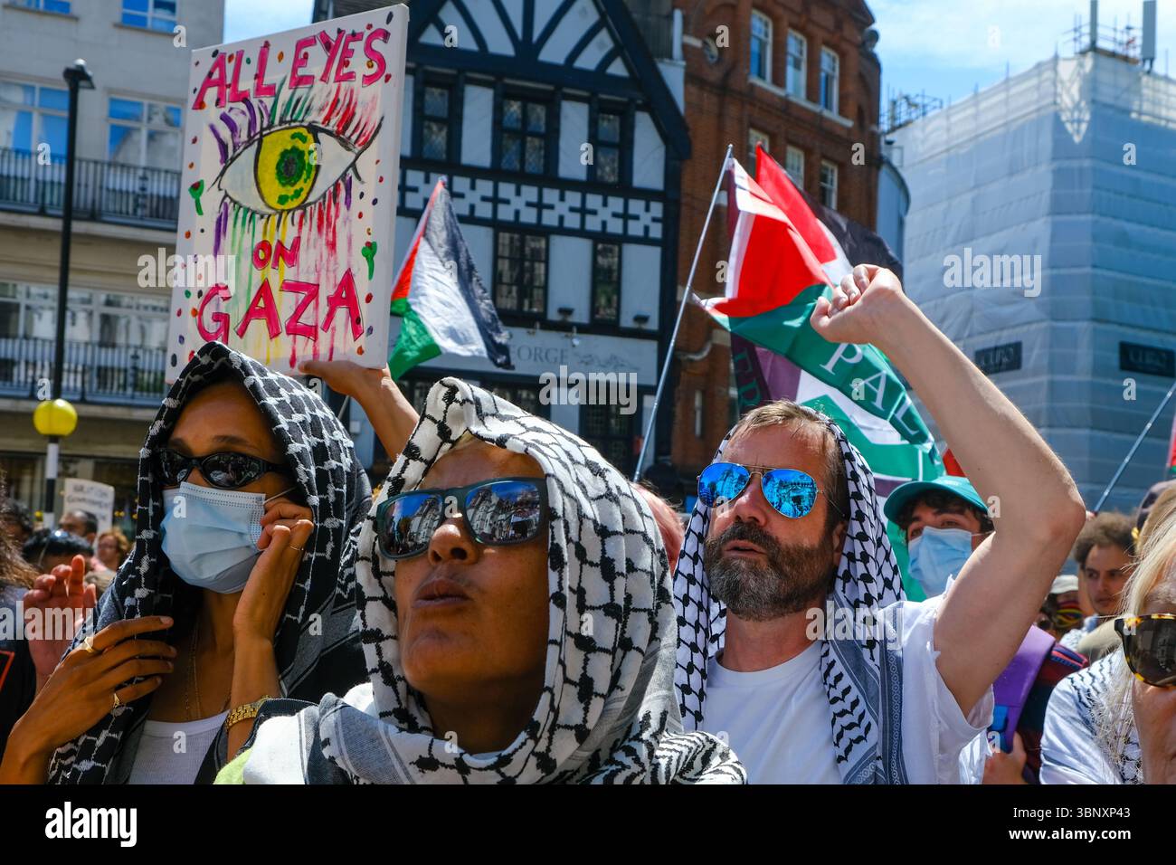 London, Großbritannien. Juli 2025. Mehrere hundert Unterstützer der Palästinensischen Aktion hielten eine Demonstration und eine Kundgebung vor den Königlichen Justizgerichten ab, während eine Anhörung im Gange ist, um das Verbot der Direktaktionsgruppe anzufechten, die Unternehmen, die mit dem israelischen Militär in Verbindung stehen, wie Elbit Systems, Teledyne und Rafael angreifen. Quelle: Eleventh Photography/Alamy Live News Stockfoto