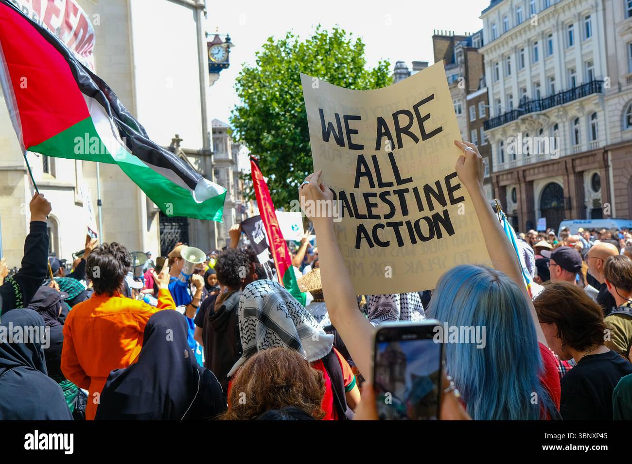 London, Großbritannien. Juli 2025. Mehrere hundert Unterstützer der Palästinensischen Aktion hielten eine Demonstration und eine Kundgebung vor den Königlichen Justizgerichten ab, während eine Anhörung im Gange ist, um das Verbot der Direktaktionsgruppe anzufechten, die Unternehmen, die mit dem israelischen Militär in Verbindung stehen, wie Elbit Systems, Teledyne und Rafael angreifen. Quelle: Eleventh Photography/Alamy Live News Stockfoto