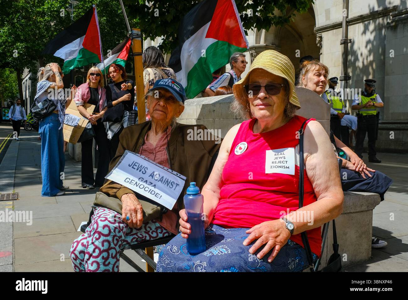 London, Großbritannien. Juli 2025. Mehrere hundert Unterstützer der Palästinensischen Aktion hielten eine Demonstration und eine Kundgebung vor den Königlichen Justizgerichten ab, während eine Anhörung im Gange ist, um das Verbot der Direktaktionsgruppe anzufechten, die Unternehmen, die mit dem israelischen Militär in Verbindung stehen, wie Elbit Systems, Teledyne und Rafael angreifen. Quelle: Eleventh Photography/Alamy Live News Stockfoto