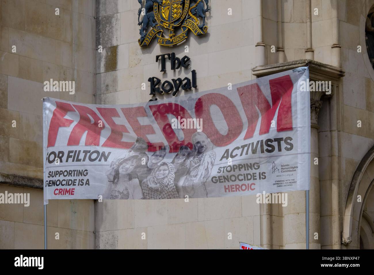 London, Großbritannien. Juli 2025. Mehrere hundert Unterstützer der Palästinensischen Aktion hielten eine Demonstration und eine Kundgebung vor den Königlichen Justizgerichten ab, während eine Anhörung im Gange ist, um das Verbot der Direktaktionsgruppe anzufechten, die Unternehmen, die mit dem israelischen Militär in Verbindung stehen, wie Elbit Systems, Teledyne und Rafael angreifen. Quelle: Eleventh Photography/Alamy Live News Stockfoto