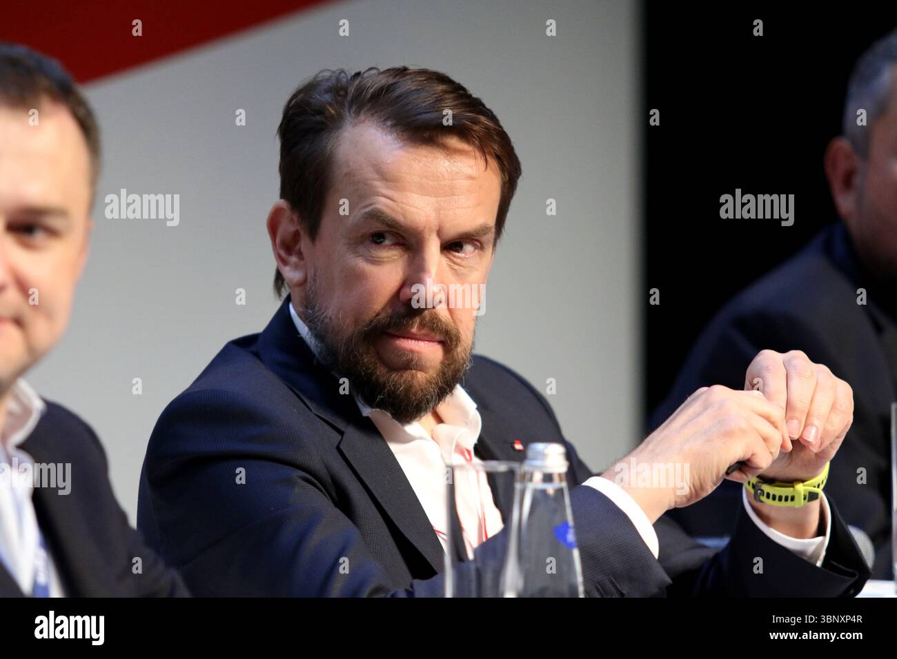 Sankt Petersburg, Russland. Juli 2025. Viktor Schidkov, Vorsitzender des Vorstands der Moskauer Börse, sah während der Sitzung die Entwicklung des Börsenraums auf der neuen Bühne des Alexandrinski-Theaters. Quelle: SOPA Images Limited/Alamy Live News Stockfoto