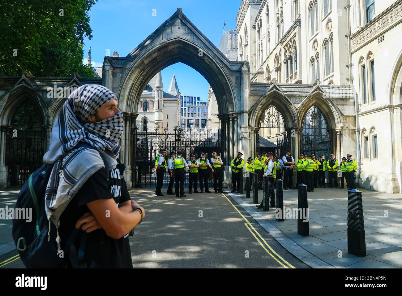 London, Großbritannien. Juli 2025. Mehrere hundert Unterstützer der Palästinensischen Aktion hielten eine Demonstration und eine Kundgebung vor den Königlichen Justizgerichten ab, während eine Anhörung im Gange ist, um das Verbot der Direktaktionsgruppe anzufechten, die Unternehmen, die mit dem israelischen Militär in Verbindung stehen, wie Elbit Systems, Teledyne und Rafael angreifen. Quelle: Eleventh Photography/Alamy Live News Stockfoto