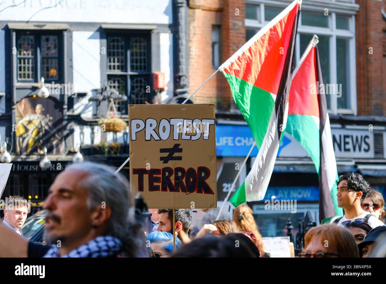 London, Großbritannien. Juli 2025. Mehrere hundert Unterstützer der Palästinensischen Aktion hielten eine Demonstration und eine Kundgebung vor den Königlichen Justizgerichten ab, während eine Anhörung im Gange ist, um das Verbot der Direktaktionsgruppe anzufechten, die Unternehmen, die mit dem israelischen Militär in Verbindung stehen, wie Elbit Systems, Teledyne und Rafael angreifen. Quelle: Eleventh Photography/Alamy Live News Stockfoto