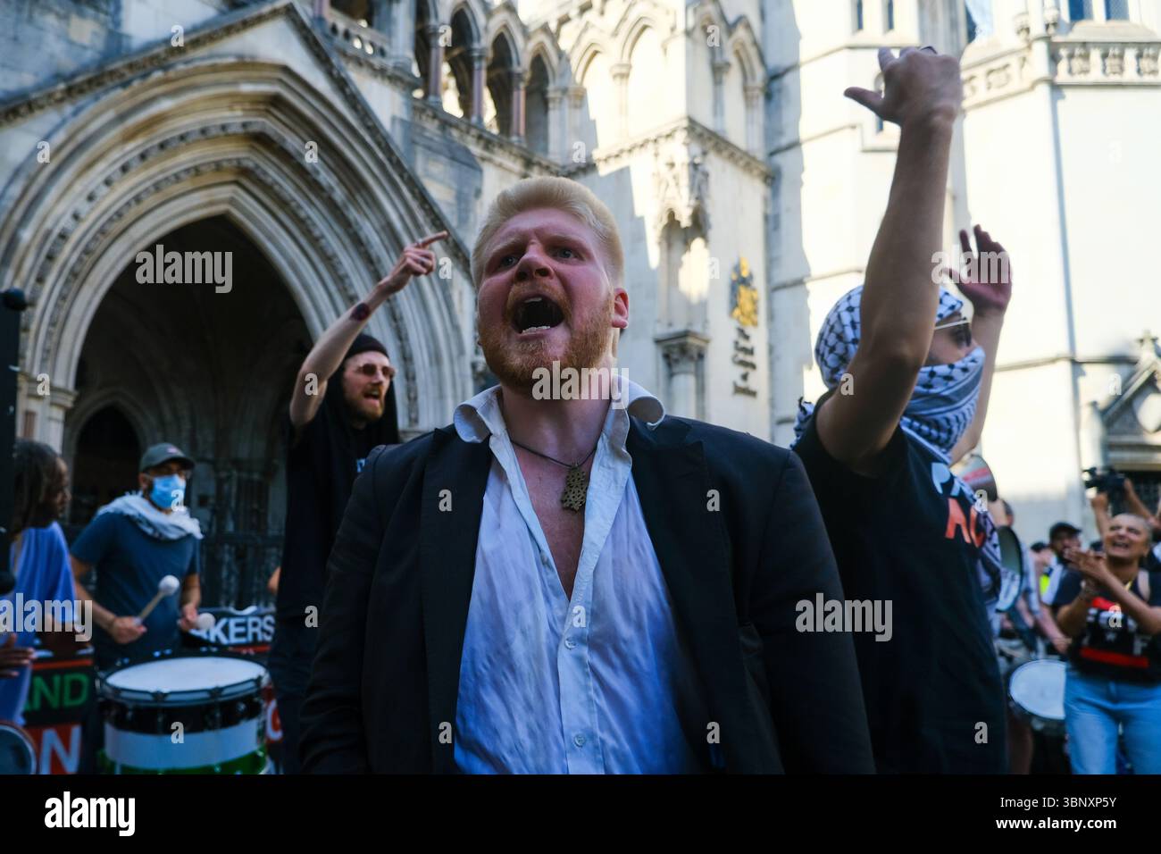 London, Großbritannien. Juli 2025. Mehrere hundert Unterstützer der Palästinensischen Aktion hielten eine Demonstration und eine Kundgebung vor den Königlichen Justizgerichten ab, während eine Anhörung im Gange ist, um das Verbot der Direktaktionsgruppe anzufechten, die Unternehmen, die mit dem israelischen Militär in Verbindung stehen, wie Elbit Systems, Teledyne und Rafael angreifen. Quelle: Eleventh Photography/Alamy Live News Stockfoto
