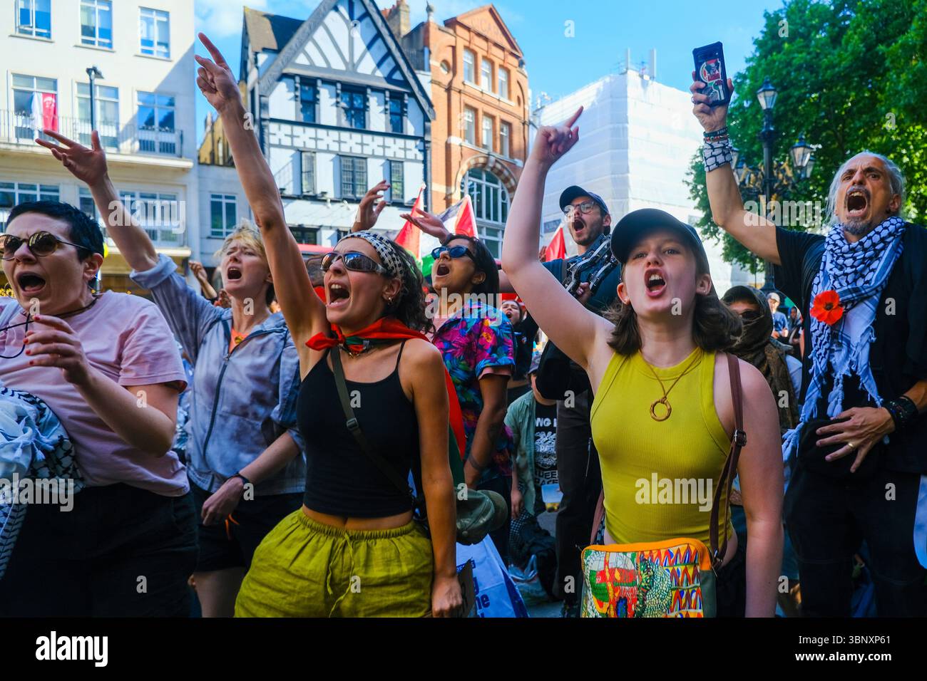 London, Großbritannien. Juli 2025. Mehrere hundert Unterstützer der Palästinensischen Aktion hielten eine Demonstration und eine Kundgebung vor den Königlichen Justizgerichten ab, während eine Anhörung im Gange ist, um das Verbot der Direktaktionsgruppe anzufechten, die Unternehmen, die mit dem israelischen Militär in Verbindung stehen, wie Elbit Systems, Teledyne und Rafael angreifen. Quelle: Eleventh Photography/Alamy Live News Stockfoto