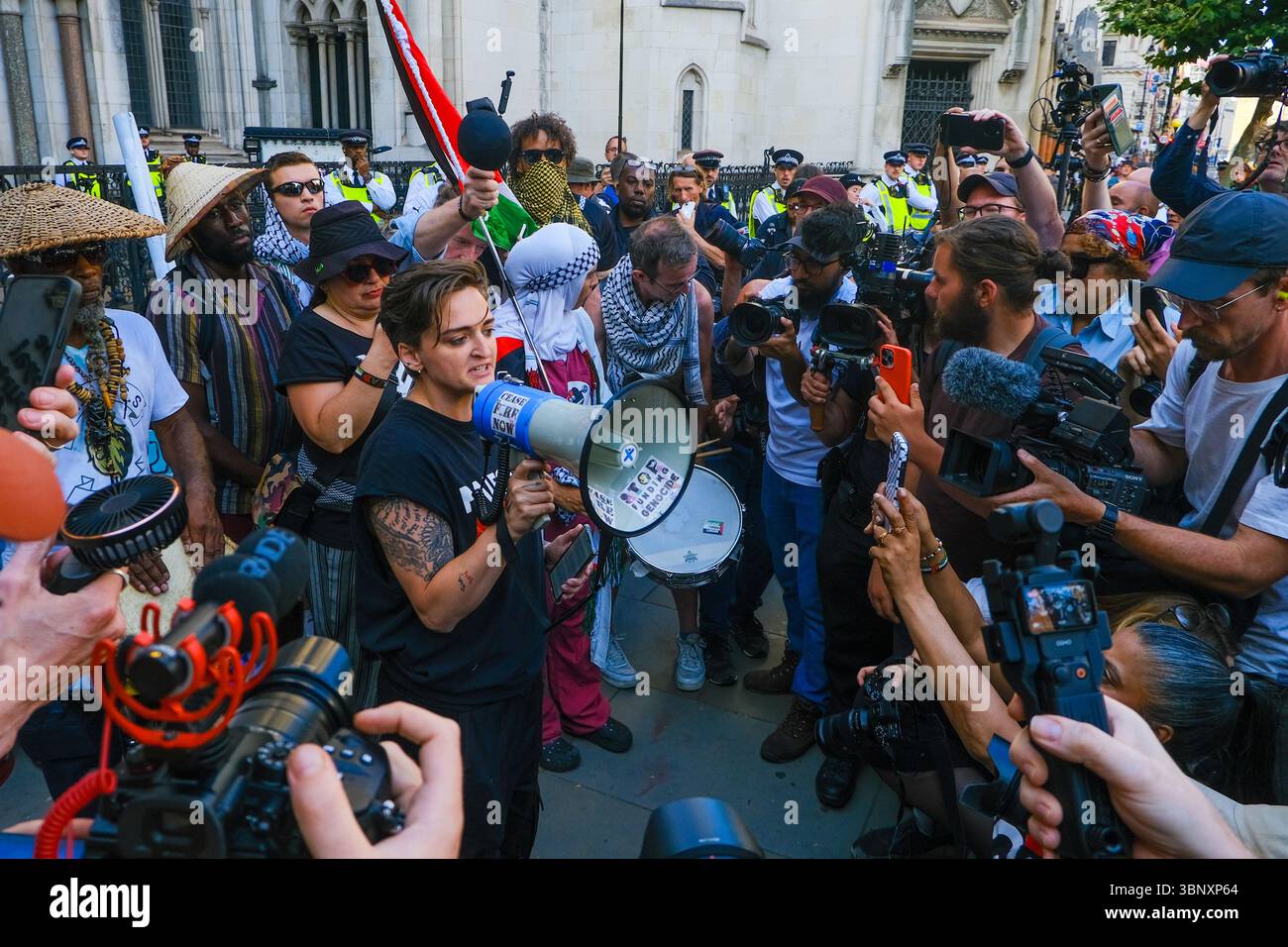 London, Großbritannien. Juli 2025. Ein Sprecher spricht die Menge an, nachdem das Urteil gefällt wurde. Mehrere hundert Unterstützer der Palästinensischen Aktion hielten eine Demonstration und eine Kundgebung vor den Königlichen Justizgerichten ab, während eine Anhörung im Gange ist, um das Verbot der Direktaktionsgruppe anzufechten, die Unternehmen, die mit dem israelischen Militär in Verbindung stehen, wie Elbit Systems, Teledyne und Rafael angreifen. Quelle: Eleventh Photography/Alamy Live News Stockfoto