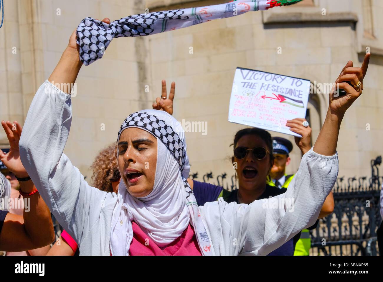 London, Großbritannien. Juli 2025. Mehrere hundert Unterstützer der Palästinensischen Aktion hielten eine Demonstration und eine Kundgebung vor den Königlichen Justizgerichten ab, während eine Anhörung im Gange ist, um das Verbot der Direktaktionsgruppe anzufechten, die Unternehmen, die mit dem israelischen Militär in Verbindung stehen, wie Elbit Systems, Teledyne und Rafael angreifen. Quelle: Eleventh Photography/Alamy Live News Stockfoto