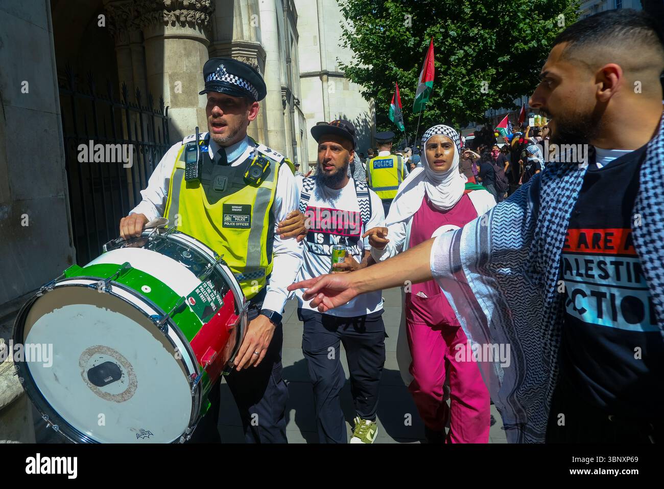 London, Großbritannien. Juli 2025. Mehrere hundert Unterstützer der Palästinensischen Aktion hielten eine Demonstration und eine Kundgebung vor den Königlichen Justizgerichten ab, während eine Anhörung im Gange ist, um das Verbot der Direktaktionsgruppe anzufechten, die Unternehmen, die mit dem israelischen Militär in Verbindung stehen, wie Elbit Systems, Teledyne und Rafael angreifen. Quelle: Eleventh Photography/Alamy Live News Stockfoto