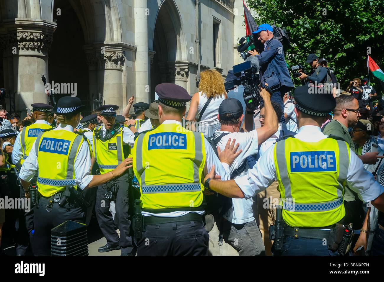 London, Großbritannien. Juli 2025. Mehrere hundert Unterstützer der Palästinensischen Aktion hielten eine Demonstration und eine Kundgebung vor den Königlichen Justizgerichten ab, während eine Anhörung im Gange ist, um das Verbot der Direktaktionsgruppe anzufechten, die Unternehmen, die mit dem israelischen Militär in Verbindung stehen, wie Elbit Systems, Teledyne und Rafael angreifen. Quelle: Eleventh Photography/Alamy Live News Stockfoto