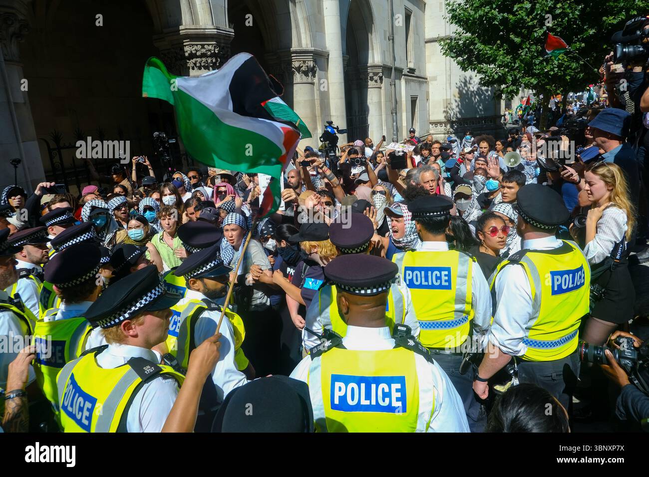 London, Großbritannien. Juli 2025. Mehrere hundert Unterstützer der Palästinensischen Aktion hielten eine Demonstration und eine Kundgebung vor den Königlichen Justizgerichten ab, während eine Anhörung im Gange ist, um das Verbot der Direktaktionsgruppe anzufechten, die Unternehmen, die mit dem israelischen Militär in Verbindung stehen, wie Elbit Systems, Teledyne und Rafael angreifen. Quelle: Eleventh Photography/Alamy Live News Stockfoto
