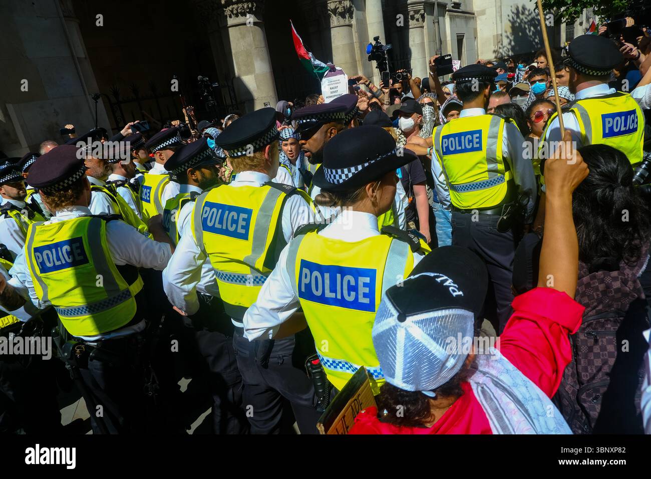 London, Großbritannien. Juli 2025. Mehrere hundert Unterstützer der Palästinensischen Aktion hielten eine Demonstration und eine Kundgebung vor den Königlichen Justizgerichten ab, während eine Anhörung im Gange ist, um das Verbot der Direktaktionsgruppe anzufechten, die Unternehmen, die mit dem israelischen Militär in Verbindung stehen, wie Elbit Systems, Teledyne und Rafael angreifen. Quelle: Eleventh Photography/Alamy Live News Stockfoto
