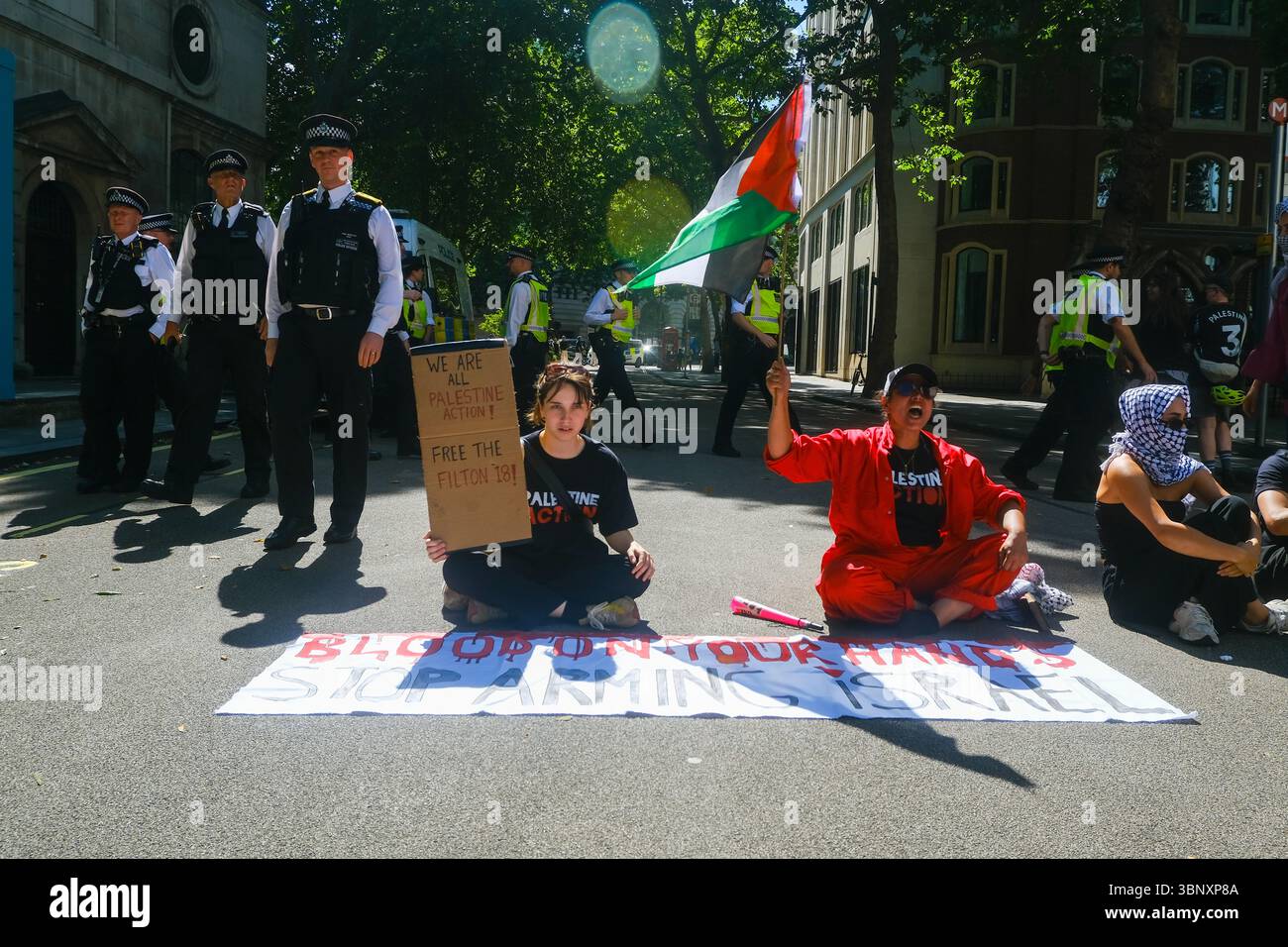 London, Großbritannien. Juli 2025. Mehrere hundert Unterstützer der Palästinensischen Aktion hielten eine Demonstration und eine Kundgebung vor den Königlichen Justizgerichten ab, während eine Anhörung im Gange ist, um das Verbot der Direktaktionsgruppe anzufechten, die Unternehmen, die mit dem israelischen Militär in Verbindung stehen, wie Elbit Systems, Teledyne und Rafael angreifen. Quelle: Eleventh Photography/Alamy Live News Stockfoto
