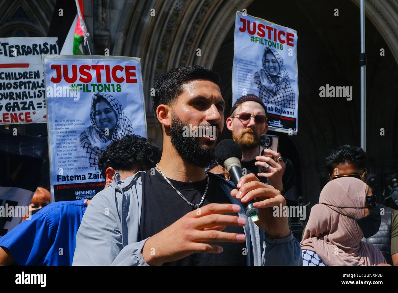 London, Großbritannien. Juli 2025. Mehrere hundert Unterstützer der Palästinensischen Aktion hielten eine Demonstration und eine Kundgebung vor den Königlichen Justizgerichten ab, während eine Anhörung im Gange ist, um das Verbot der Direktaktionsgruppe anzufechten, die Unternehmen, die mit dem israelischen Militär in Verbindung stehen, wie Elbit Systems, Teledyne und Rafael angreifen. Quelle: Eleventh Photography/Alamy Live News Stockfoto