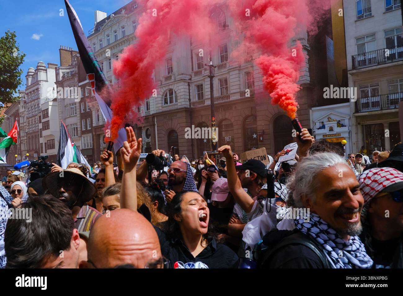London, Großbritannien. Juli 2025. Mehrere hundert Unterstützer der Palästinensischen Aktion hielten eine Demonstration und eine Kundgebung vor den Königlichen Justizgerichten ab, während eine Anhörung im Gange ist, um das Verbot der Direktaktionsgruppe anzufechten, die Unternehmen, die mit dem israelischen Militär in Verbindung stehen, wie Elbit Systems, Teledyne und Rafael angreifen. Quelle: Eleventh Photography/Alamy Live News Stockfoto