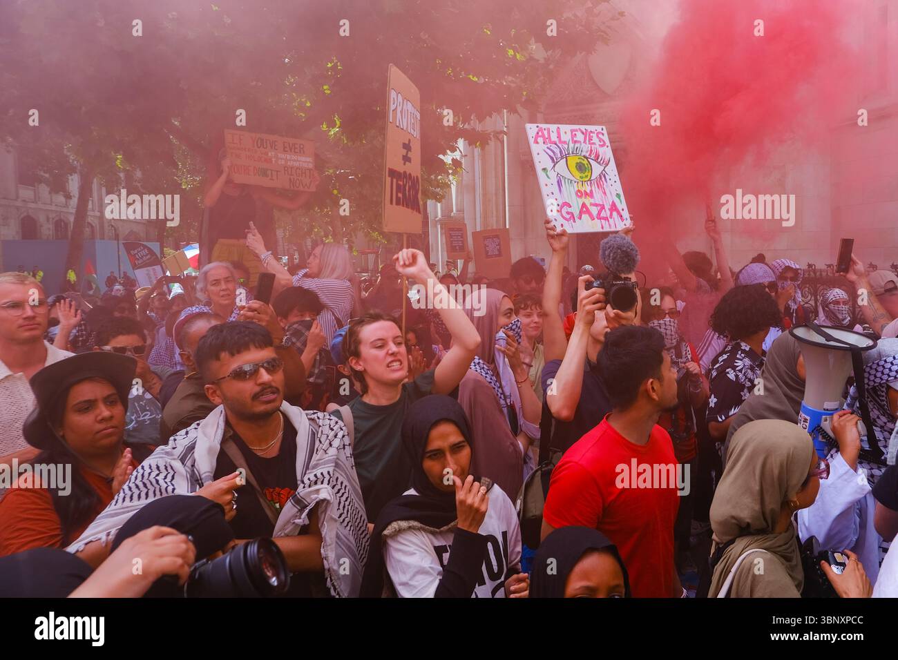 London, Großbritannien. Juli 2025. Mehrere hundert Unterstützer der Palästinensischen Aktion hielten eine Demonstration und eine Kundgebung vor den Königlichen Justizgerichten ab, während eine Anhörung im Gange ist, um das Verbot der Direktaktionsgruppe anzufechten, die Unternehmen, die mit dem israelischen Militär in Verbindung stehen, wie Elbit Systems, Teledyne und Rafael angreifen. Quelle: Eleventh Photography/Alamy Live News Stockfoto