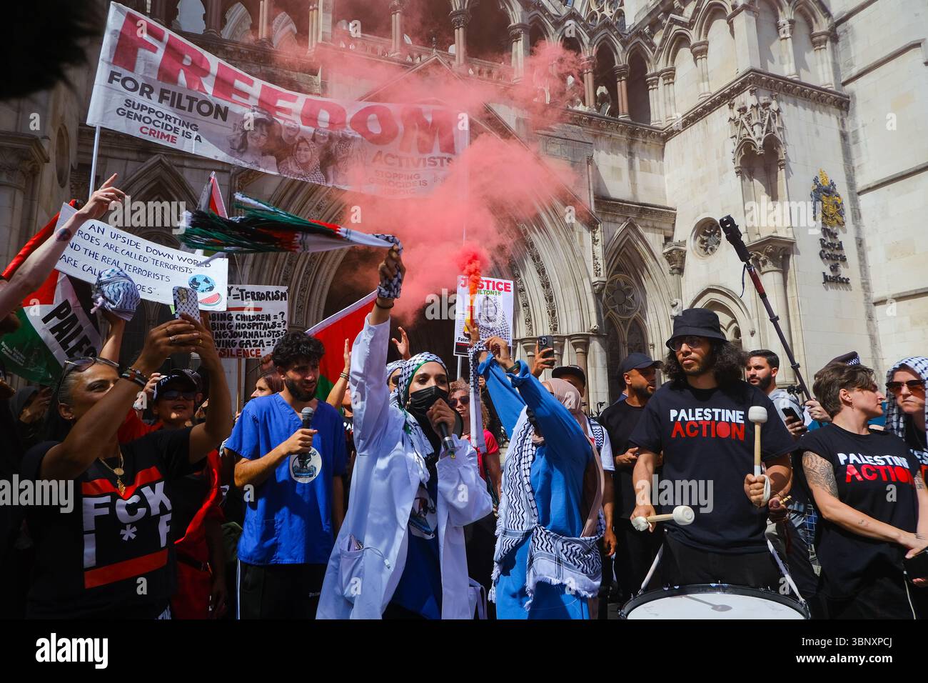 London, Großbritannien. Juli 2025. Mehrere hundert Unterstützer der Palästinensischen Aktion hielten eine Demonstration und eine Kundgebung vor den Königlichen Justizgerichten ab, während eine Anhörung im Gange ist, um das Verbot der Direktaktionsgruppe anzufechten, die Unternehmen, die mit dem israelischen Militär in Verbindung stehen, wie Elbit Systems, Teledyne und Rafael angreifen. Quelle: Eleventh Photography/Alamy Live News Stockfoto