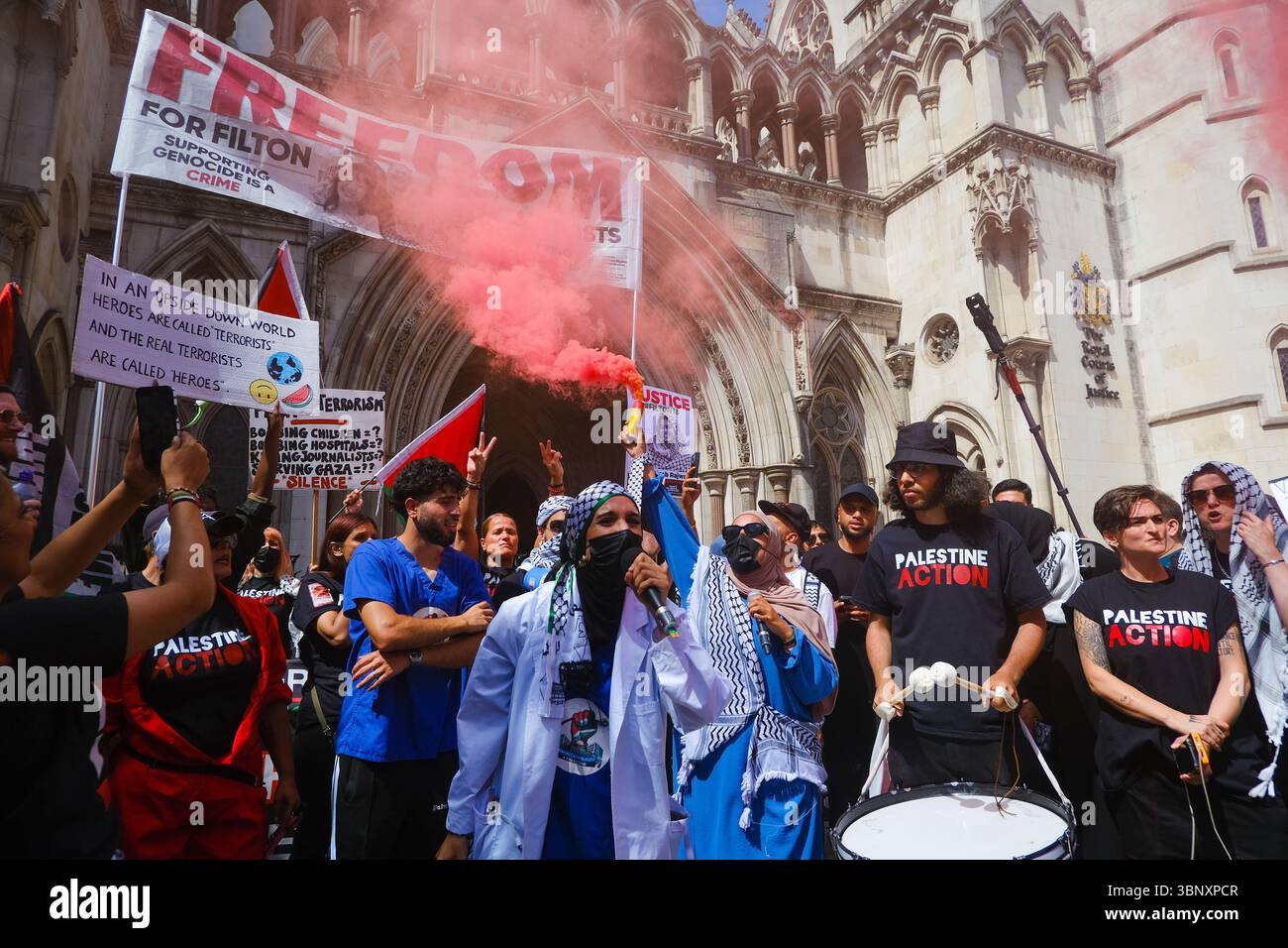 London, Großbritannien. Juli 2025. Mehrere hundert Unterstützer der Palästinensischen Aktion hielten eine Demonstration und eine Kundgebung vor den Königlichen Justizgerichten ab, während eine Anhörung im Gange ist, um das Verbot der Direktaktionsgruppe anzufechten, die Unternehmen, die mit dem israelischen Militär in Verbindung stehen, wie Elbit Systems, Teledyne und Rafael angreifen. Quelle: Eleventh Photography/Alamy Live News Stockfoto