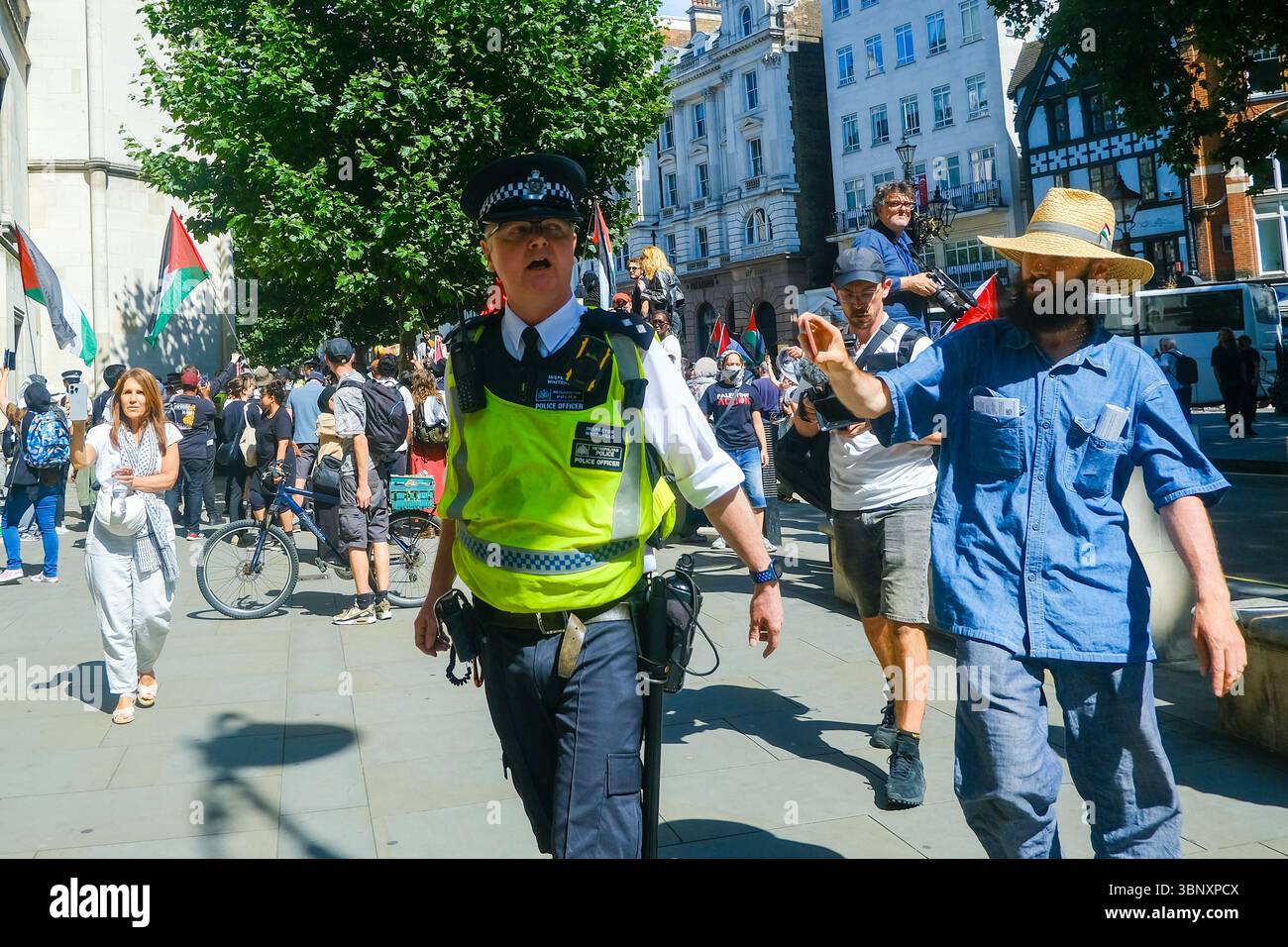 London, Großbritannien. Juli 2025. Mehrere hundert Unterstützer der Palästinensischen Aktion hielten eine Demonstration und eine Kundgebung vor den Königlichen Justizgerichten ab, während eine Anhörung im Gange ist, um das Verbot der Direktaktionsgruppe anzufechten, die Unternehmen, die mit dem israelischen Militär in Verbindung stehen, wie Elbit Systems, Teledyne und Rafael angreifen. Quelle: Eleventh Photography/Alamy Live News Stockfoto