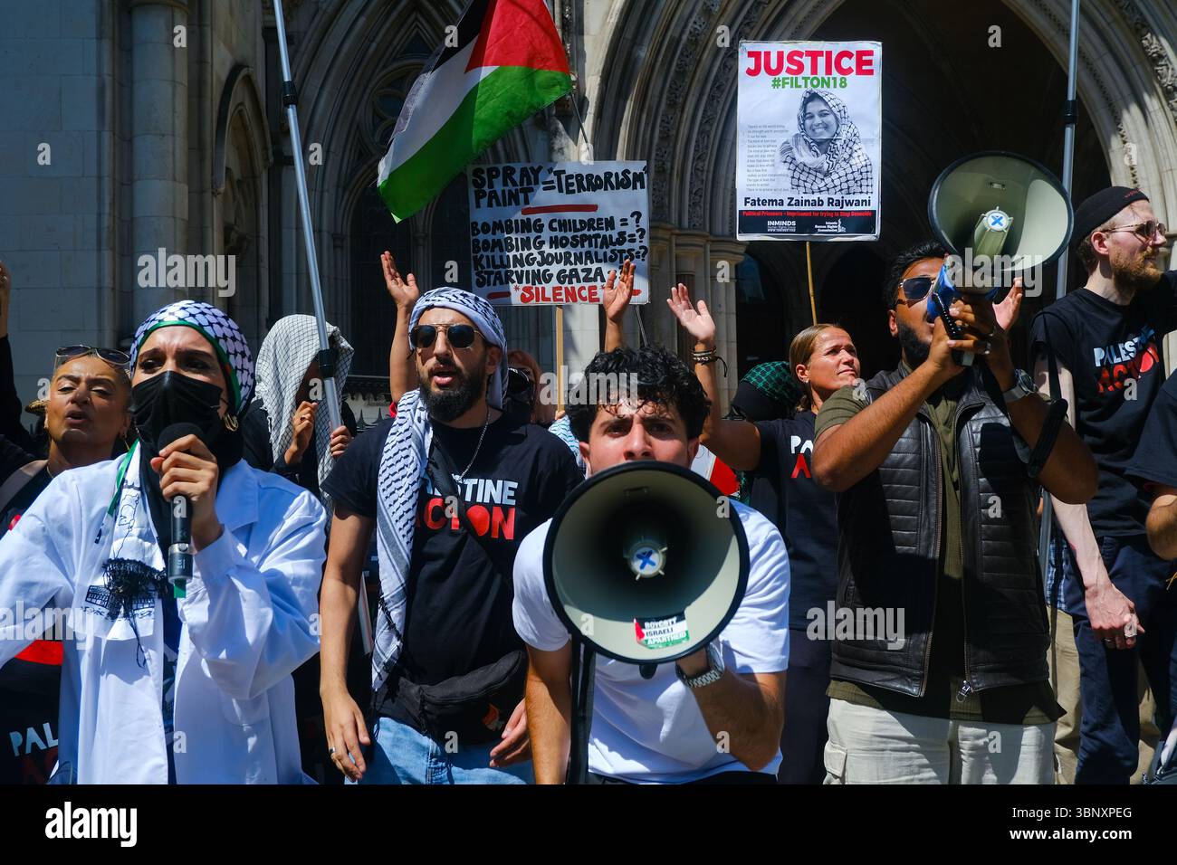 London, Großbritannien. Juli 2025. Mehrere hundert Unterstützer der Palästinensischen Aktion hielten eine Demonstration und eine Kundgebung vor den Königlichen Justizgerichten ab, während eine Anhörung im Gange ist, um das Verbot der Direktaktionsgruppe anzufechten, die Unternehmen, die mit dem israelischen Militär in Verbindung stehen, wie Elbit Systems, Teledyne und Rafael angreifen. Quelle: Eleventh Photography/Alamy Live News Stockfoto