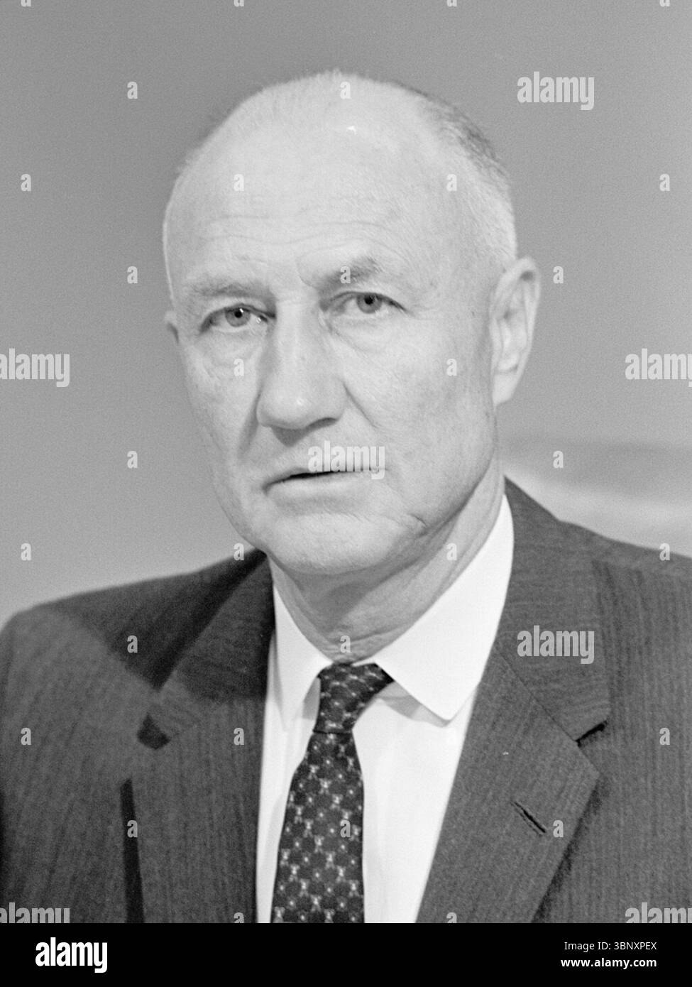 Senator Strom Thurmond aus South Carolina ist in einem formellen Porträt dargestellt, das am 8. August 1961 in Washington, D.C., aufgenommen wurde. Thurmond war eine prominente und kontroverse Persönlichkeit in der amerikanischen Politik des 20. Jahrhunderts, bekannt für seine lange Amtszeit im US-Senat und seine entschiedenen segregationistischen Ansichten während der Zeit der Bürgerrechte. Stockfoto