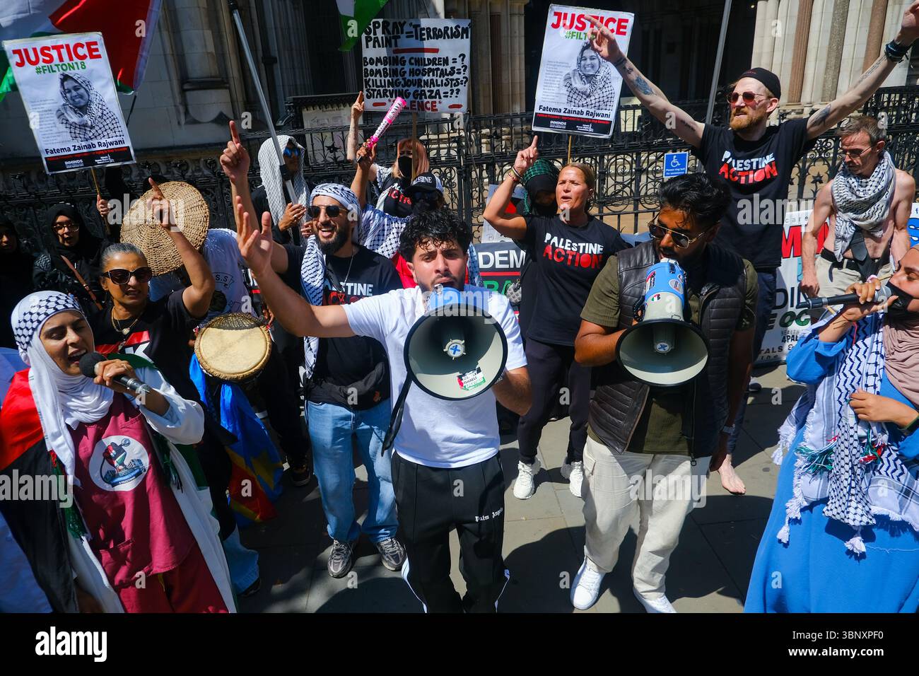 London, Großbritannien. Juli 2025. Mehrere hundert Unterstützer der Palästinensischen Aktion hielten eine Demonstration und eine Kundgebung vor den Königlichen Justizgerichten ab, während eine Anhörung im Gange ist, um das Verbot der Direktaktionsgruppe anzufechten, die Unternehmen, die mit dem israelischen Militär in Verbindung stehen, wie Elbit Systems, Teledyne und Rafael angreifen. Quelle: Eleventh Photography/Alamy Live News Stockfoto