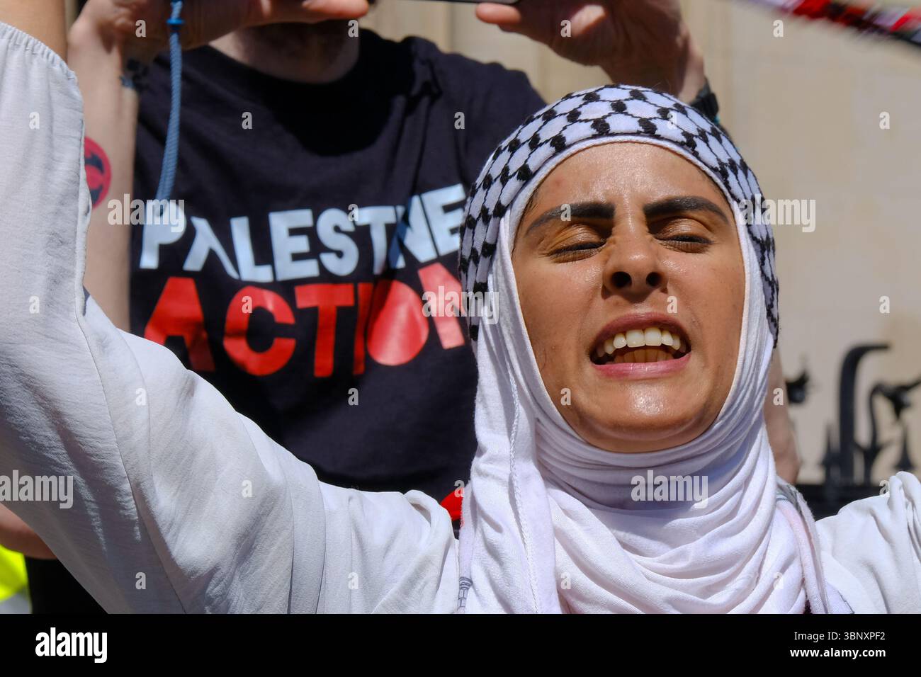 London, Großbritannien. Juli 2025. Mehrere hundert Unterstützer der Palästinensischen Aktion hielten eine Demonstration und eine Kundgebung vor den Königlichen Justizgerichten ab, während eine Anhörung im Gange ist, um das Verbot der Direktaktionsgruppe anzufechten, die Unternehmen, die mit dem israelischen Militär in Verbindung stehen, wie Elbit Systems, Teledyne und Rafael angreifen. Quelle: Eleventh Photography/Alamy Live News Stockfoto