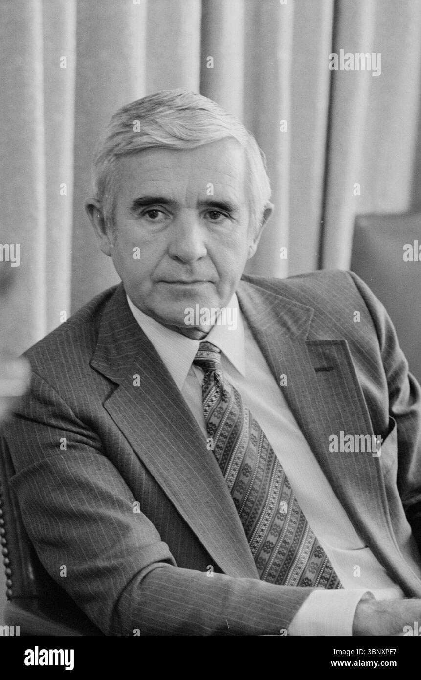 US-Senator Paul Laxalt aus Nevada, fotografiert am 22. April 1982, saß in seinem Büro in einem Nadelstreifenanzug und einer gemusterten Krawatte. Laxalt war eine prominente republikanische Persönlichkeit und ein enger politischer Verbündeter von Präsident Ronald Reagan. Stockfoto