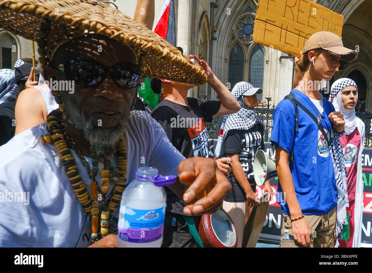 London, Großbritannien. Juli 2025. Mehrere hundert Unterstützer der Palästinensischen Aktion hielten eine Demonstration und eine Kundgebung vor den Königlichen Justizgerichten ab, während eine Anhörung im Gange ist, um das Verbot der Direktaktionsgruppe anzufechten, die Unternehmen, die mit dem israelischen Militär in Verbindung stehen, wie Elbit Systems, Teledyne und Rafael angreifen. Quelle: Eleventh Photography/Alamy Live News Stockfoto