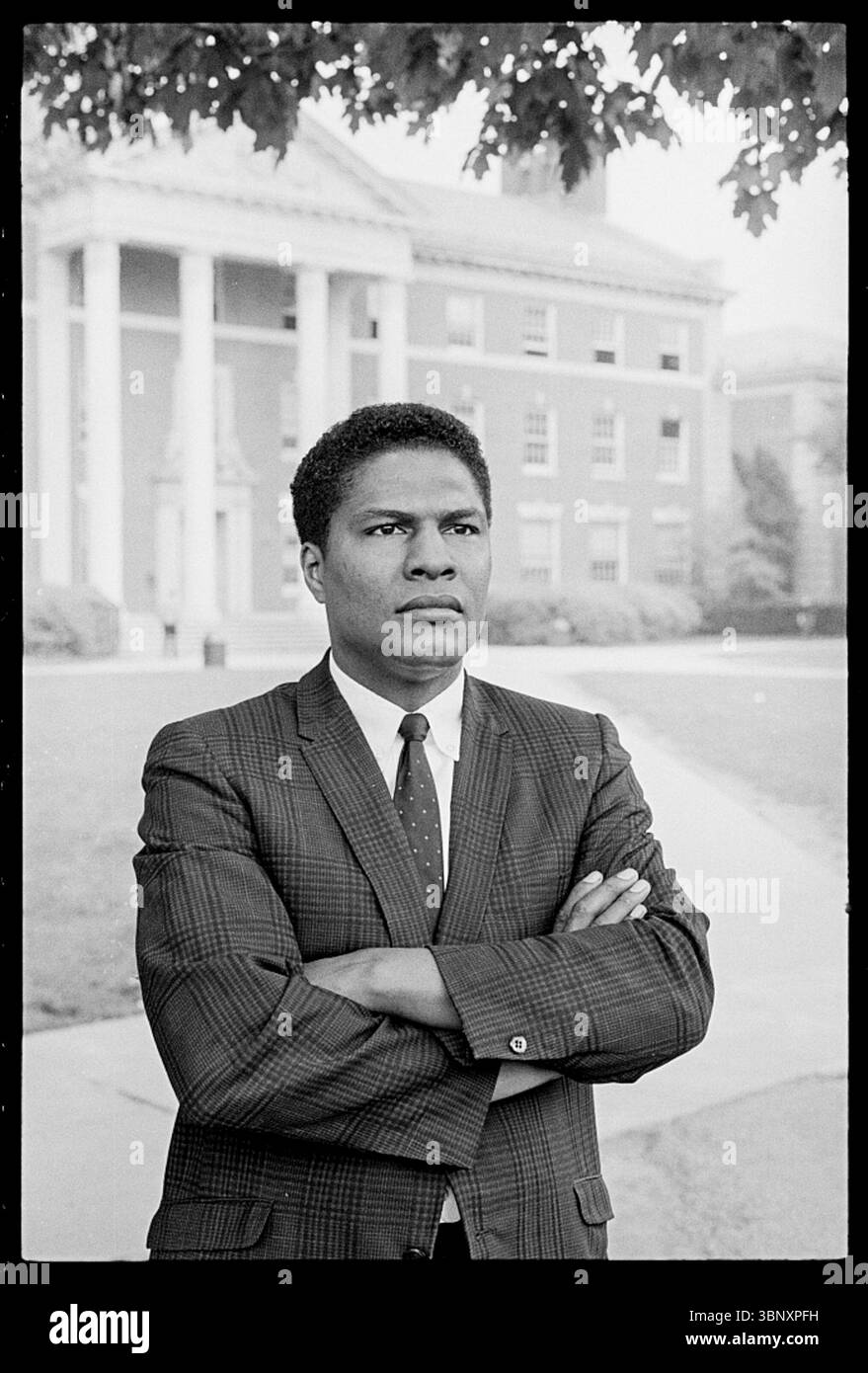 Dr. Nathan Hare, Professor an der Howard University, posierte am 6. Mai 1967 für ein halblanges Porträt auf dem Campus in Washington, D.C. Hare, ein einflussreicher Soziologe und Aktivist, ist für seine Pionierarbeit in Black Studies Programmen und der Black Power Movement bekannt. Stockfoto