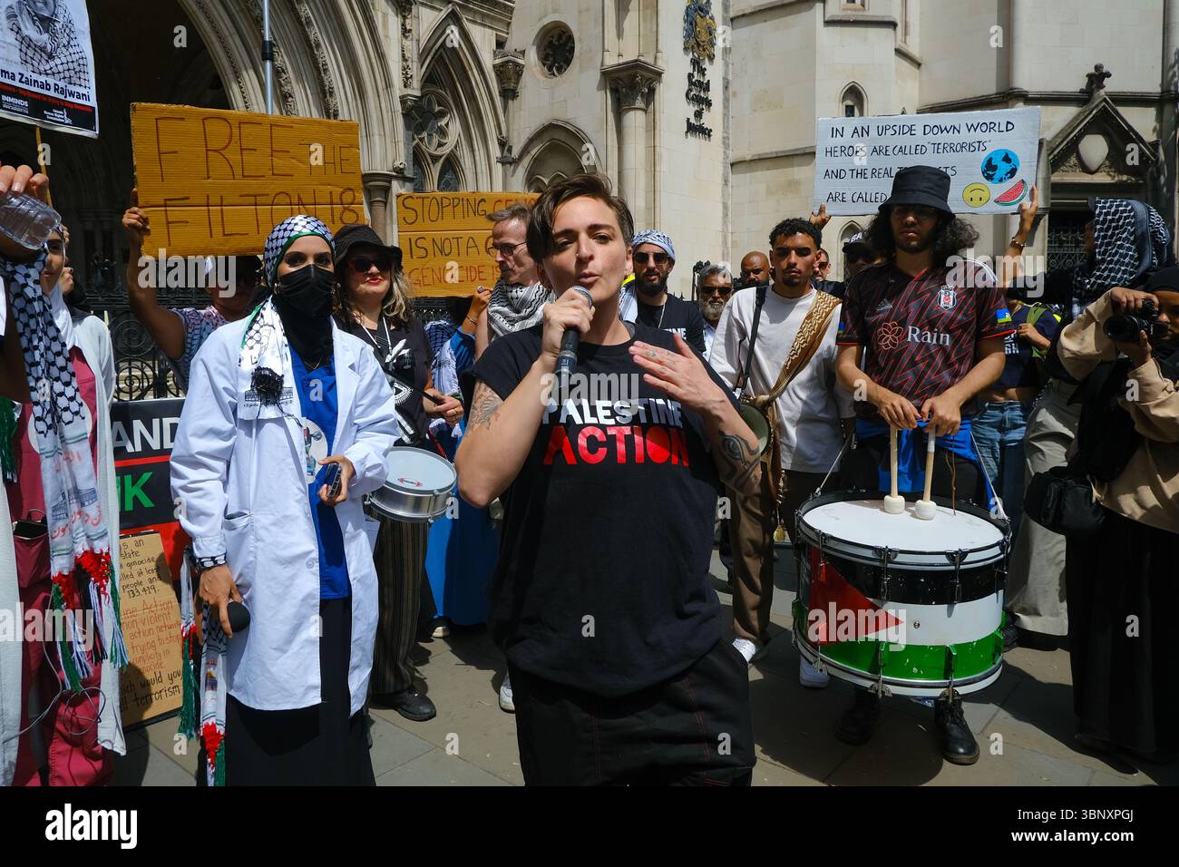 London, Großbritannien. Juli 2025. Mehrere hundert Unterstützer der Palästinensischen Aktion hielten eine Demonstration und eine Kundgebung vor den Königlichen Justizgerichten ab, während eine Anhörung im Gange ist, um das Verbot der Direktaktionsgruppe anzufechten, die Unternehmen, die mit dem israelischen Militär in Verbindung stehen, wie Elbit Systems, Teledyne und Rafael angreifen. Quelle: Eleventh Photography/Alamy Live News Stockfoto