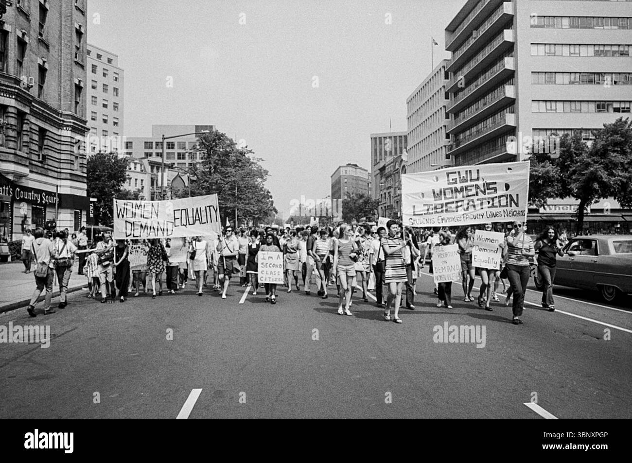 Das Foto vom 26. August 1970 zeigt Frauen, die vom Farragut Square zum Lafayette Park in Washington, D.C. marschieren, mit Spruchbändern und Schildern, die die Gleichberechtigung fordern, darunter „Women Demand Equality“ und „GUU Women’s Liberation“. Die Demonstration war Teil der breiteren Frauenbefreiungsbewegung, die sich für die Gleichstellung der Geschlechter, kostenlose Abtreibung auf Abruf und soziale Reformen einsetzte. Stockfoto