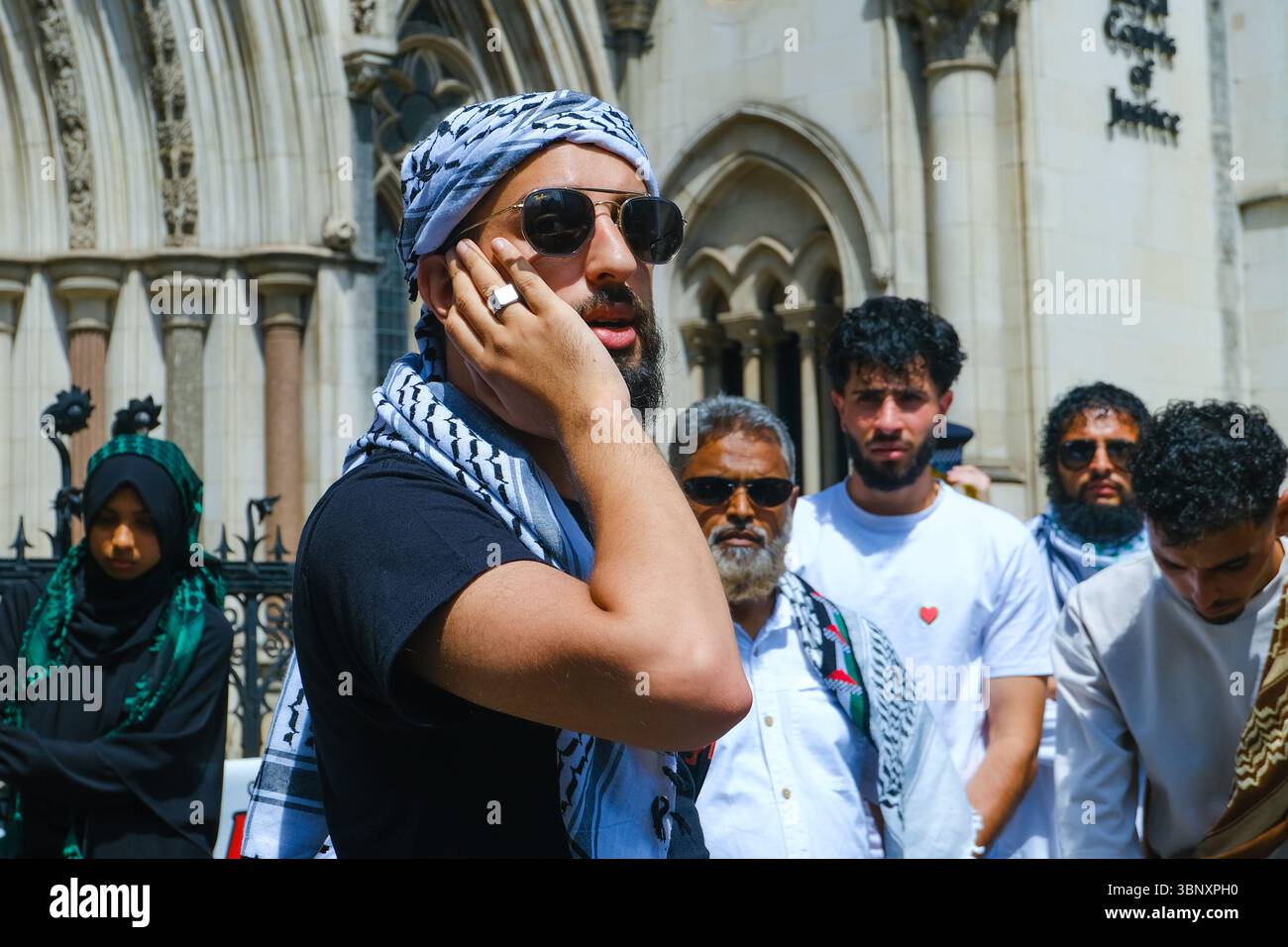 London, Großbritannien. Juli 2025. Mehrere hundert Unterstützer der Palästinensischen Aktion hielten eine Demonstration und eine Kundgebung vor den Königlichen Justizgerichten ab, während eine Anhörung im Gange ist, um das Verbot der Direktaktionsgruppe anzufechten, die Unternehmen, die mit dem israelischen Militär in Verbindung stehen, wie Elbit Systems, Teledyne und Rafael angreifen. Quelle: Eleventh Photography/Alamy Live News Stockfoto