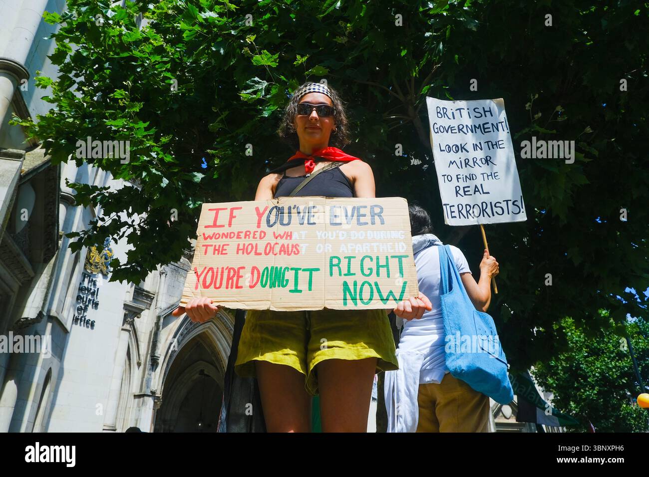 London, Großbritannien. Juli 2025. Mehrere hundert Unterstützer der Palästinensischen Aktion hielten eine Demonstration und eine Kundgebung vor den Königlichen Justizgerichten ab, während eine Anhörung im Gange ist, um das Verbot der Direktaktionsgruppe anzufechten, die Unternehmen, die mit dem israelischen Militär in Verbindung stehen, wie Elbit Systems, Teledyne und Rafael angreifen. Quelle: Eleventh Photography/Alamy Live News Stockfoto