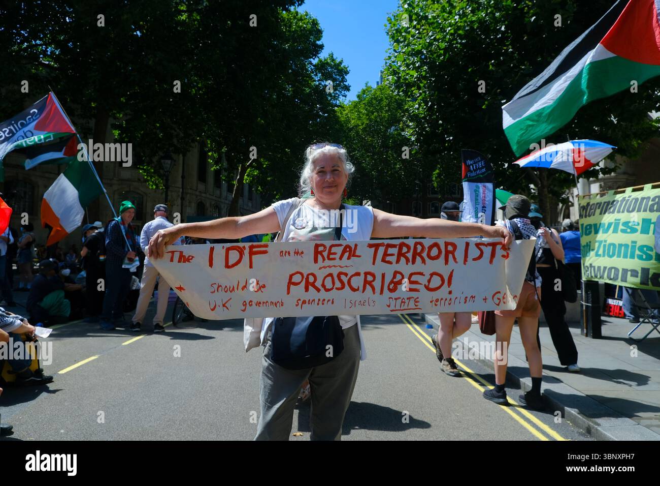 London, Großbritannien. Juli 2025. Mehrere hundert Unterstützer der Palästinensischen Aktion hielten eine Demonstration und eine Kundgebung vor den Königlichen Justizgerichten ab, während eine Anhörung im Gange ist, um das Verbot der Direktaktionsgruppe anzufechten, die Unternehmen, die mit dem israelischen Militär in Verbindung stehen, wie Elbit Systems, Teledyne und Rafael angreifen. Quelle: Eleventh Photography/Alamy Live News Stockfoto