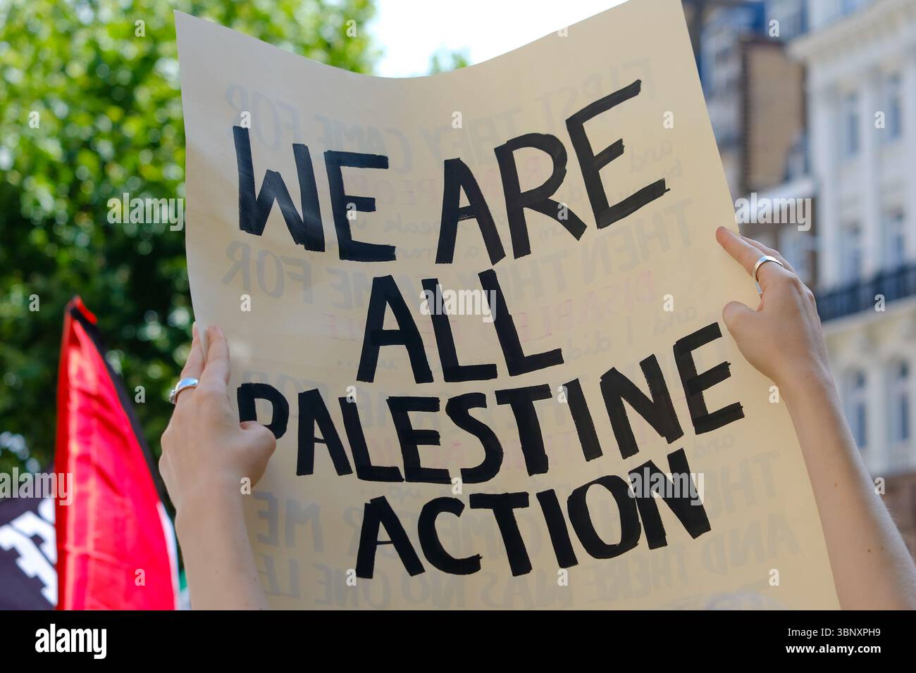 London, Großbritannien. Juli 2025. Mehrere hundert Unterstützer der Palästinensischen Aktion hielten eine Demonstration und eine Kundgebung vor den Königlichen Justizgerichten ab, während eine Anhörung im Gange ist, um das Verbot der Direktaktionsgruppe anzufechten, die Unternehmen, die mit dem israelischen Militär in Verbindung stehen, wie Elbit Systems, Teledyne und Rafael angreifen. Quelle: Eleventh Photography/Alamy Live News Stockfoto