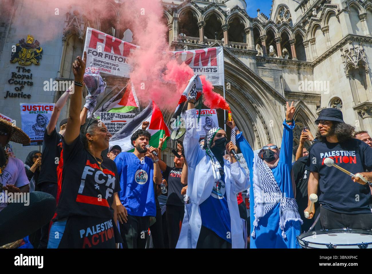 London, Großbritannien. Juli 2025. Mehrere hundert Unterstützer der Palästinensischen Aktion hielten eine Demonstration und eine Kundgebung vor den Königlichen Justizgerichten ab, während eine Anhörung im Gange ist, um das Verbot der Direktaktionsgruppe anzufechten, die Unternehmen, die mit dem israelischen Militär in Verbindung stehen, wie Elbit Systems, Teledyne und Rafael angreifen. Quelle: Eleventh Photography/Alamy Live News Stockfoto