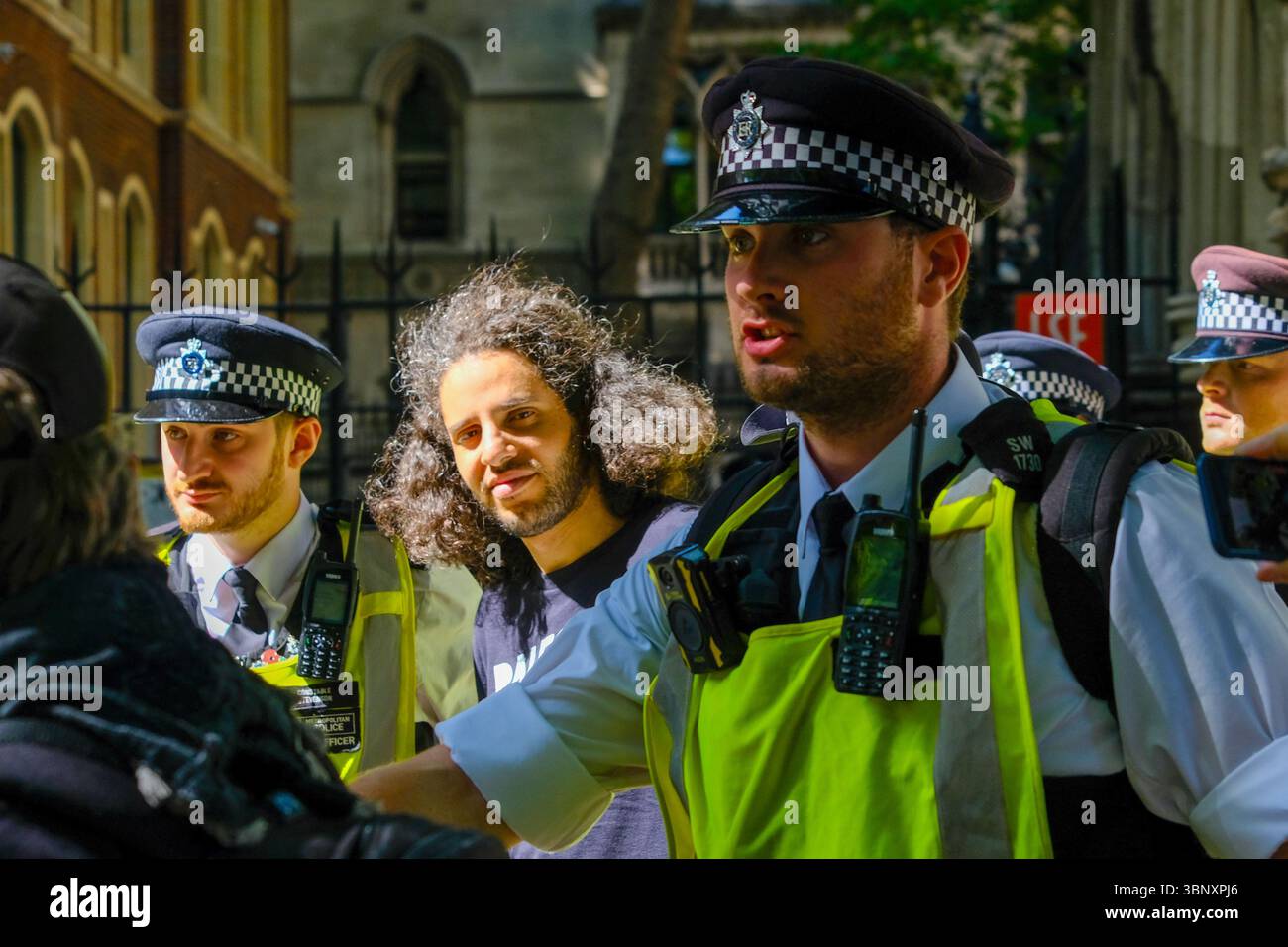 London, Großbritannien. Juli 2025. Mehrere hundert Unterstützer der Palästinensischen Aktion hielten eine Demonstration und eine Kundgebung vor den Königlichen Justizgerichten ab, während eine Anhörung im Gange ist, um das Verbot der Direktaktionsgruppe anzufechten, die Unternehmen, die mit dem israelischen Militär in Verbindung stehen, wie Elbit Systems, Teledyne und Rafael angreifen. Quelle: Eleventh Photography/Alamy Live News Stockfoto