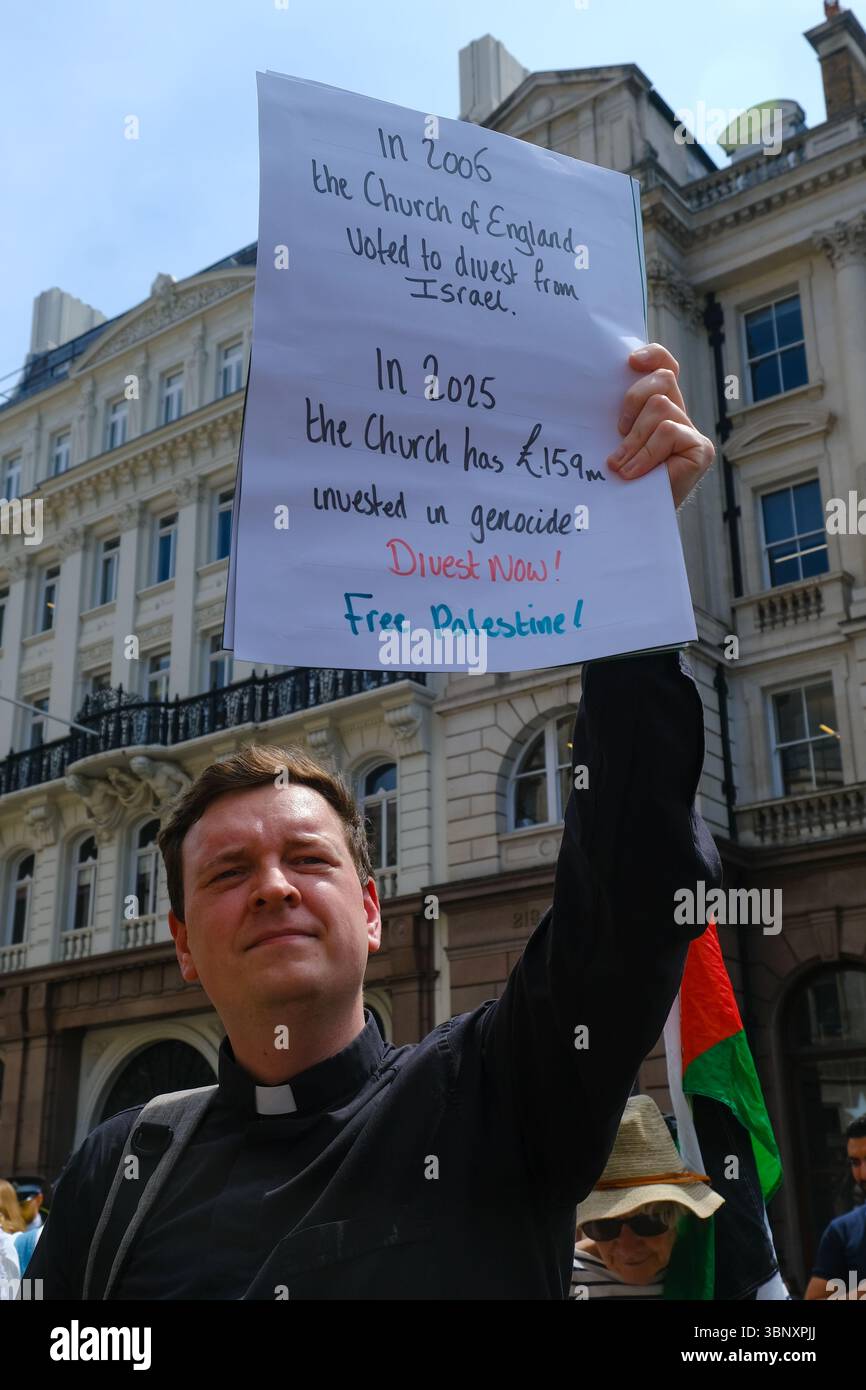 London, Großbritannien. Juli 2025. Mehrere hundert Unterstützer der Palästinensischen Aktion hielten eine Demonstration und eine Kundgebung vor den Königlichen Justizgerichten ab, während eine Anhörung im Gange ist, um das Verbot der Direktaktionsgruppe anzufechten, die Unternehmen, die mit dem israelischen Militär in Verbindung stehen, wie Elbit Systems, Teledyne und Rafael angreifen. Quelle: Eleventh Photography/Alamy Live News Stockfoto