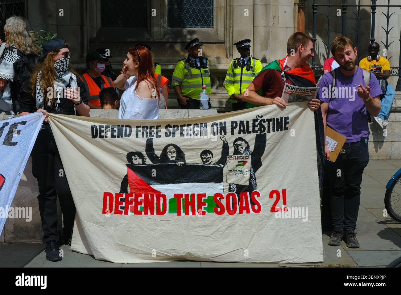 London, Großbritannien. Juli 2025. Mehrere hundert Unterstützer der Palästinensischen Aktion hielten eine Demonstration und eine Kundgebung vor den Königlichen Justizgerichten ab, während eine Anhörung im Gange ist, um das Verbot der Direktaktionsgruppe anzufechten, die Unternehmen, die mit dem israelischen Militär in Verbindung stehen, wie Elbit Systems, Teledyne und Rafael angreifen. Quelle: Eleventh Photography/Alamy Live News Stockfoto