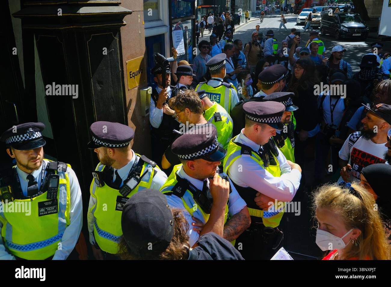 London, Großbritannien. Juli 2025. Mehrere hundert Unterstützer der Palästinensischen Aktion hielten eine Demonstration und eine Kundgebung vor den Königlichen Justizgerichten ab, während eine Anhörung im Gange ist, um das Verbot der Direktaktionsgruppe anzufechten, die Unternehmen, die mit dem israelischen Militär in Verbindung stehen, wie Elbit Systems, Teledyne und Rafael angreifen. Quelle: Eleventh Photography/Alamy Live News Stockfoto