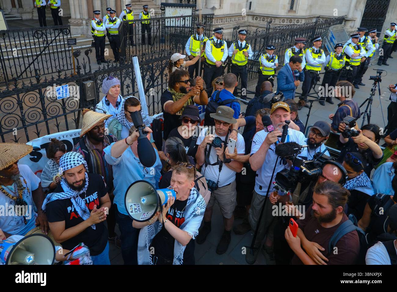 London, Großbritannien. Juli 2025. Mehrere hundert Unterstützer der Palästinensischen Aktion hielten eine Demonstration und eine Kundgebung vor den Königlichen Justizgerichten ab, während eine Anhörung im Gange ist, um das Verbot der Direktaktionsgruppe anzufechten, die Unternehmen, die mit dem israelischen Militär in Verbindung stehen, wie Elbit Systems, Teledyne und Rafael angreifen. Quelle: Eleventh Photography/Alamy Live News Stockfoto