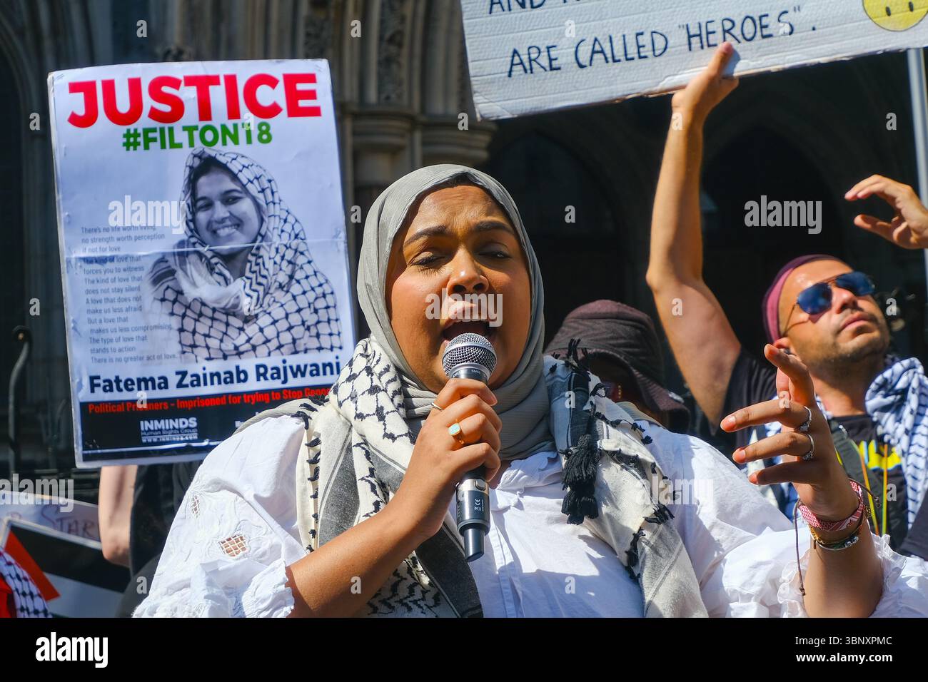 London, Großbritannien. Juli 2025. Mehrere hundert Unterstützer der Palästinensischen Aktion hielten eine Demonstration und eine Kundgebung vor den Königlichen Justizgerichten ab, während eine Anhörung im Gange ist, um das Verbot der Direktaktionsgruppe anzufechten, die Unternehmen, die mit dem israelischen Militär in Verbindung stehen, wie Elbit Systems, Teledyne und Rafael angreifen. Quelle: Eleventh Photography/Alamy Live News Stockfoto