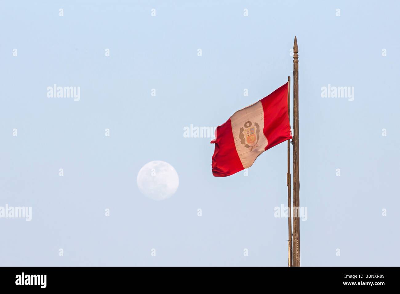Peruanische Flagge an der Plaza de Armas, Lima, Perú Stockfoto