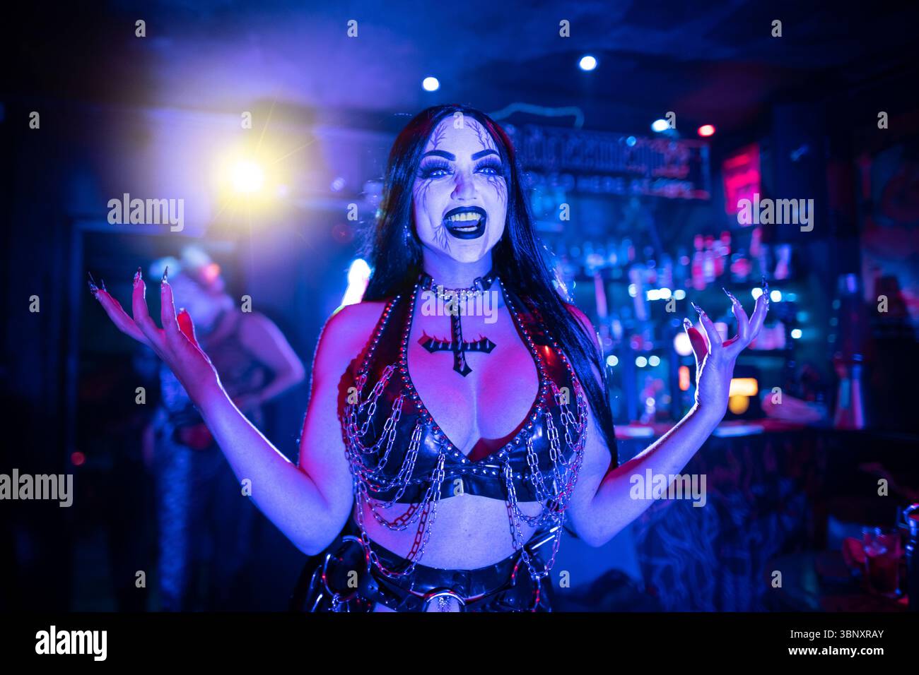 London, Großbritannien. Juli 2025. Dani Divine, das berühmte Goth-Modell, posiert für „Corpse Paint Life Drawing“. In Londons spannendsten Lebenszeichnerkursen trifft UV-Licht auf dunkle Kreativität und reaktive Körperfarbe, um eine alternative, lebendige und psychedelische Entdeckungsreise ins Leben zu rufen. Gegründet von Jylle Navarro, einem multidisziplinären Londoner Künstler und MA-Abschluss in Kunst und Wissenschaft aus Central Saint Martins mit Arbeitsbereichen wie kreativer Leitung in Musikvideos, Skulpturen und Printdesign. Guy Corbishley/Alamy Live News Stockfoto