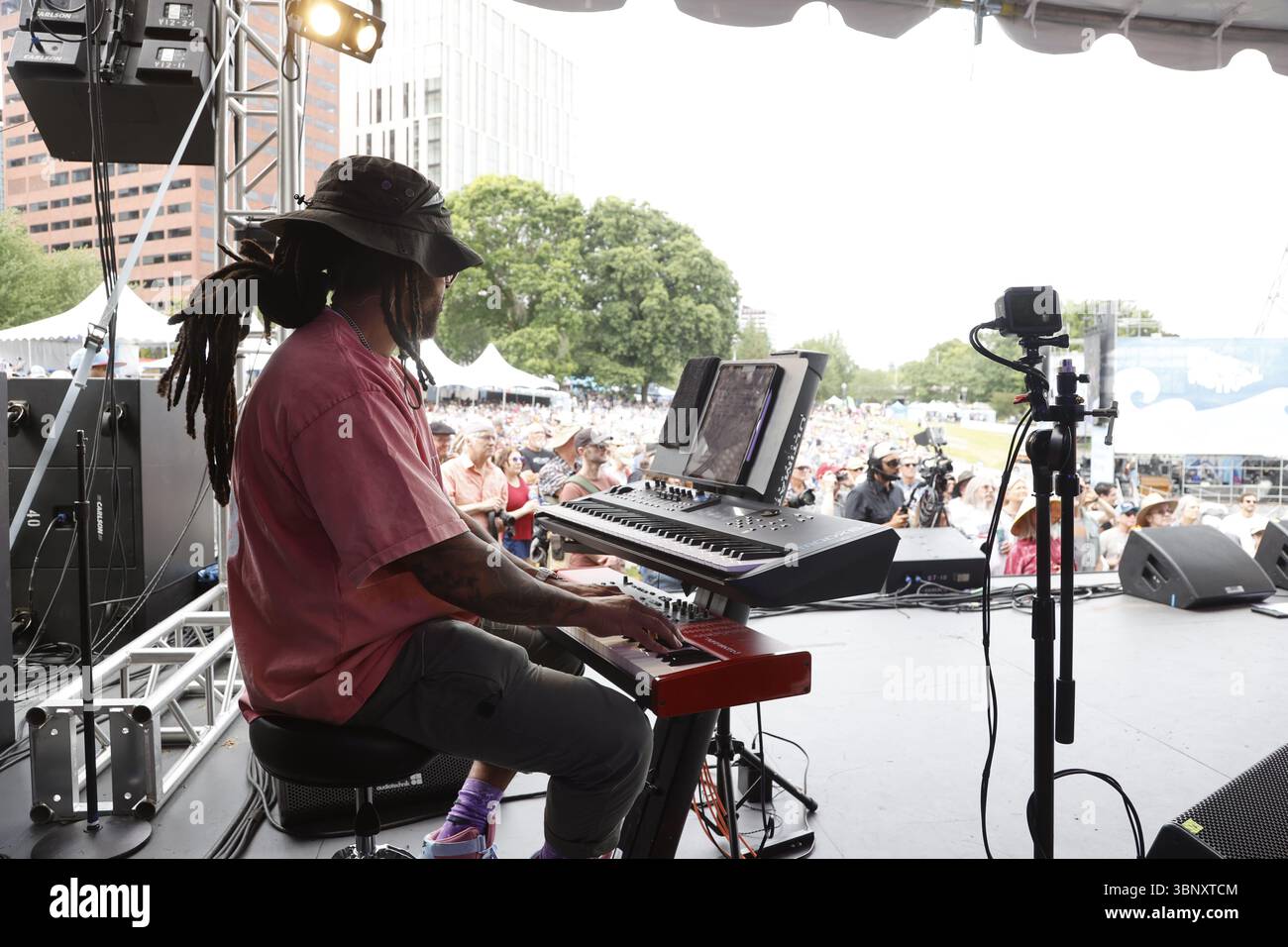PORTLAND, OR – 4. JULI 2025: Lilla aus Portland bringt eine lebendige Mischung aus Soul, R&B, Funk und Jazz beim Waterfront Blues Festival am 4. Juli im Tom McCall Waterfront Park am Ufer des Willamette River in der Innenstadt von Portland, OR. Unterstützt von ihrer Band Richard Lawrence am Schlagzeug, Nick Rolfe am Keyboard, Sam Arnold am Bass und AG Donnaloia an der Gitarre. Stockfoto