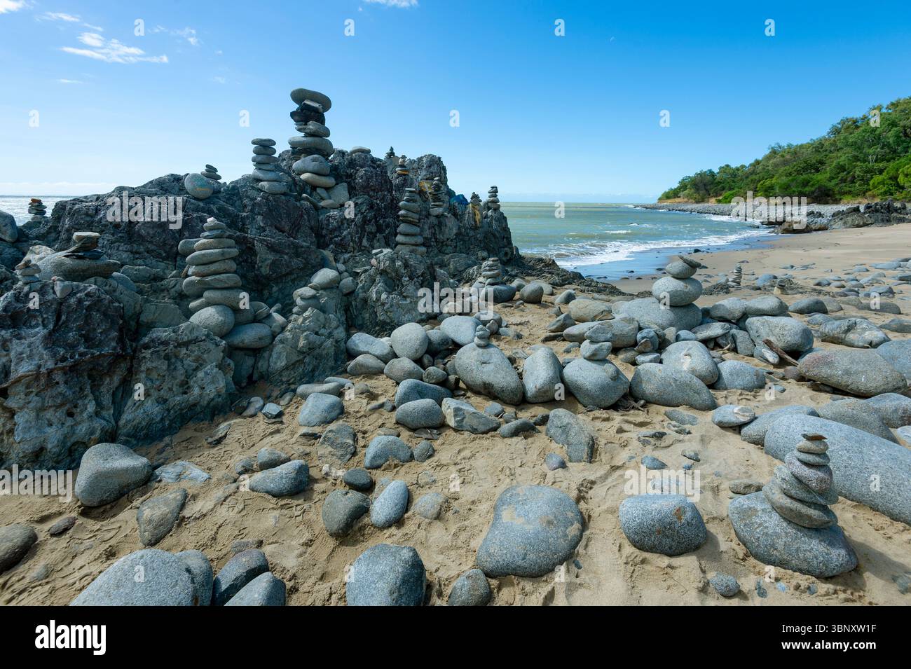 Malerische wilde und zerklüftete Felsküste mit gestapelten Felsen entlang der Cpt Cook Highway zwischen Port Douglas und Cairns, Far North Queensland, FNQ, QLD, Stockfoto