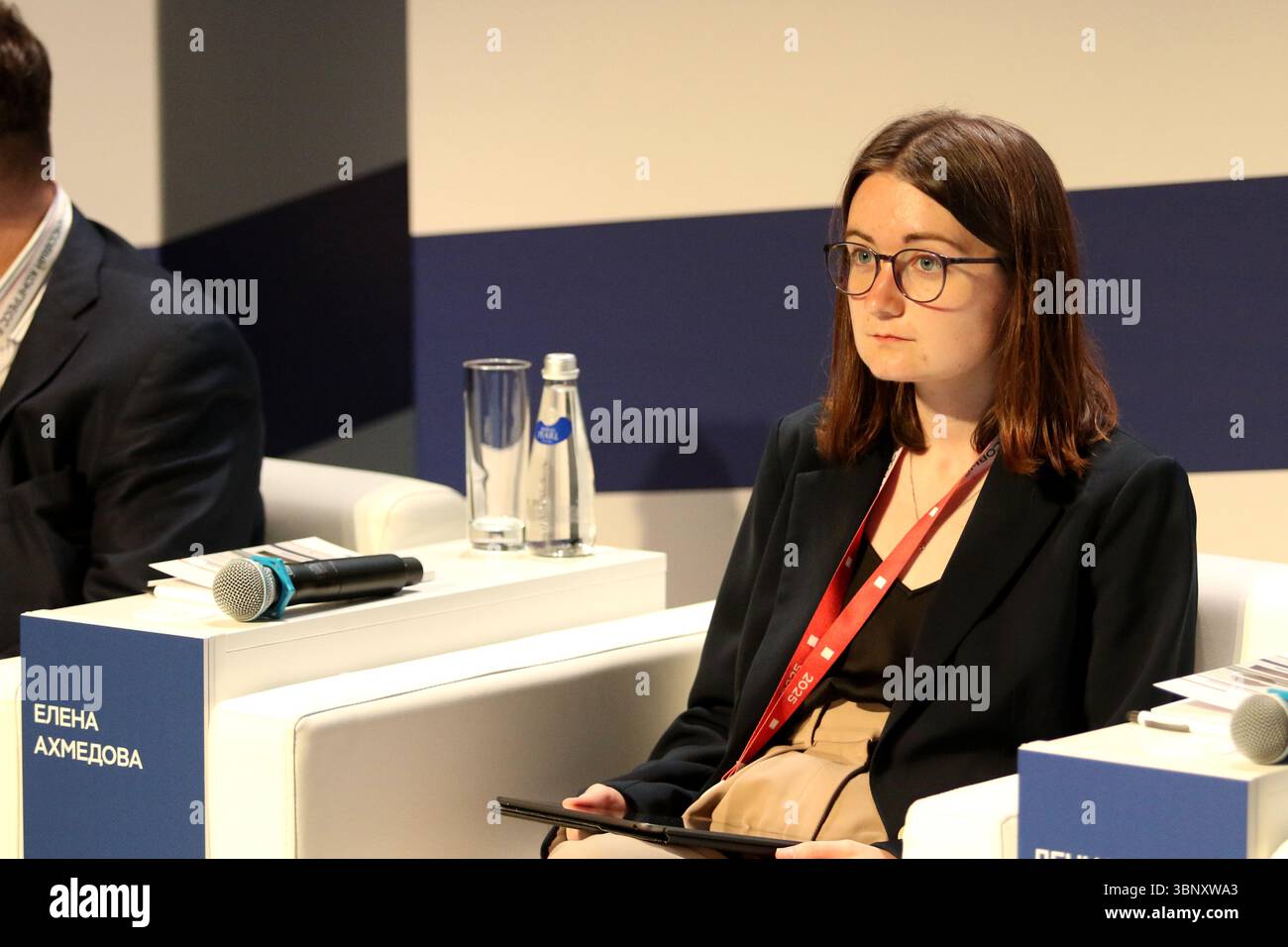 Sankt Petersburg, Russland. Juli 2025. Elena Akhmedova, Analytical Technologies, Chefökonom der JSC Euler Analytical Technologies nimmt an der Sitzung zum Arbeitsmarkt als Spiegel struktureller Veränderungen Teil: Industrien und Regionen auf der neuen Bühne des Alexandrinsky Theaters. Quelle: SOPA Images Limited/Alamy Live News Stockfoto