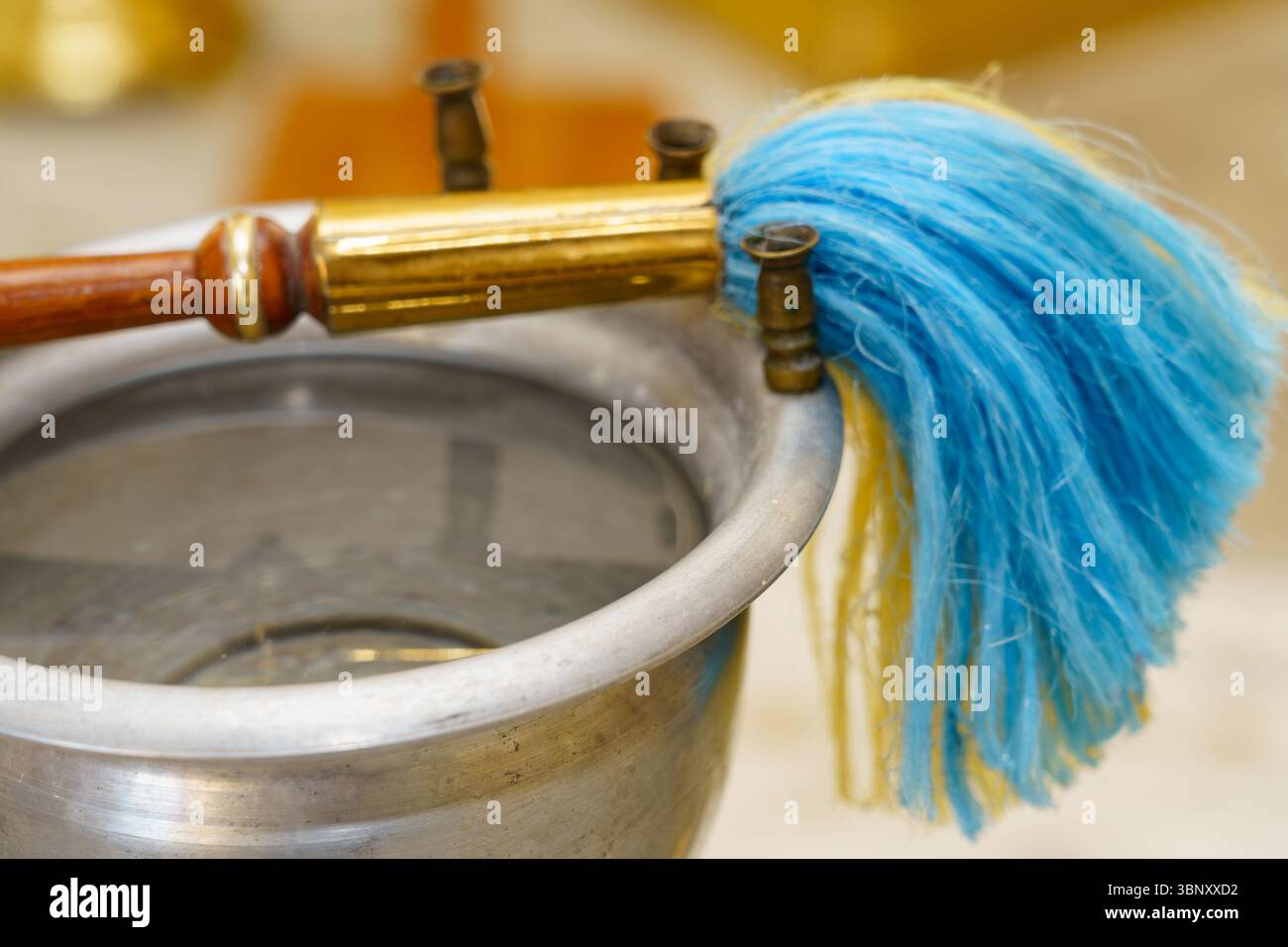 Ritualeinsätze in einer christlichen Kirchennahmebildung. Stockfoto
